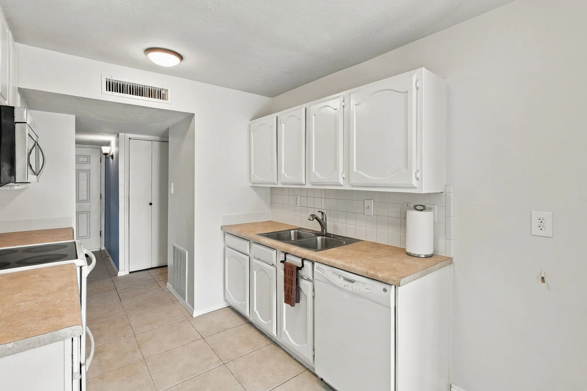 Single Family Residence For Sale in Collin County , 956 Lockhart Drive, Plano, Texas 75023, 3 Bedroom, 2 Bathroom, 2 Garage spaces, 1,521 Sqft, built in 1981, mls#21405967, Real Estate Agent in Plano, Homes For Sale in Collin county, Homes For Sale in Plano, Realtor in Plano Texas, Real Estate Brokerage Independent Realty Texas, Luminita Cordes Realtor