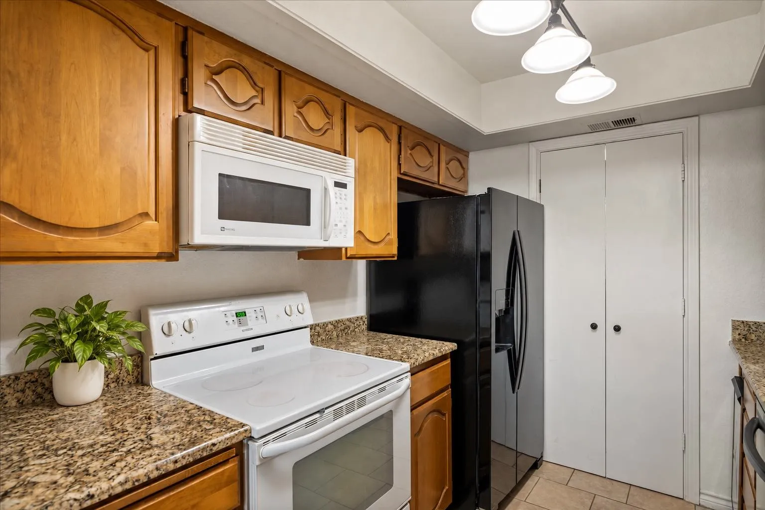 Condominium For Sale in Rockwall County , 1535 Signal Ridge Place, Rockwall, Texas 75032, 2 Bedroom, 2 Bathroom, Garage spaces, 1,149 Sqft, built in 1985, mls#21410936, Real Estate Agent in Rockwall, Homes For Sale in Rockwall county, Homes For Sale in Rockwall, Realtor in Rockwall Texas, Real Estate Brokerage Independent Realty Texas, Luminita Cordes Realtor