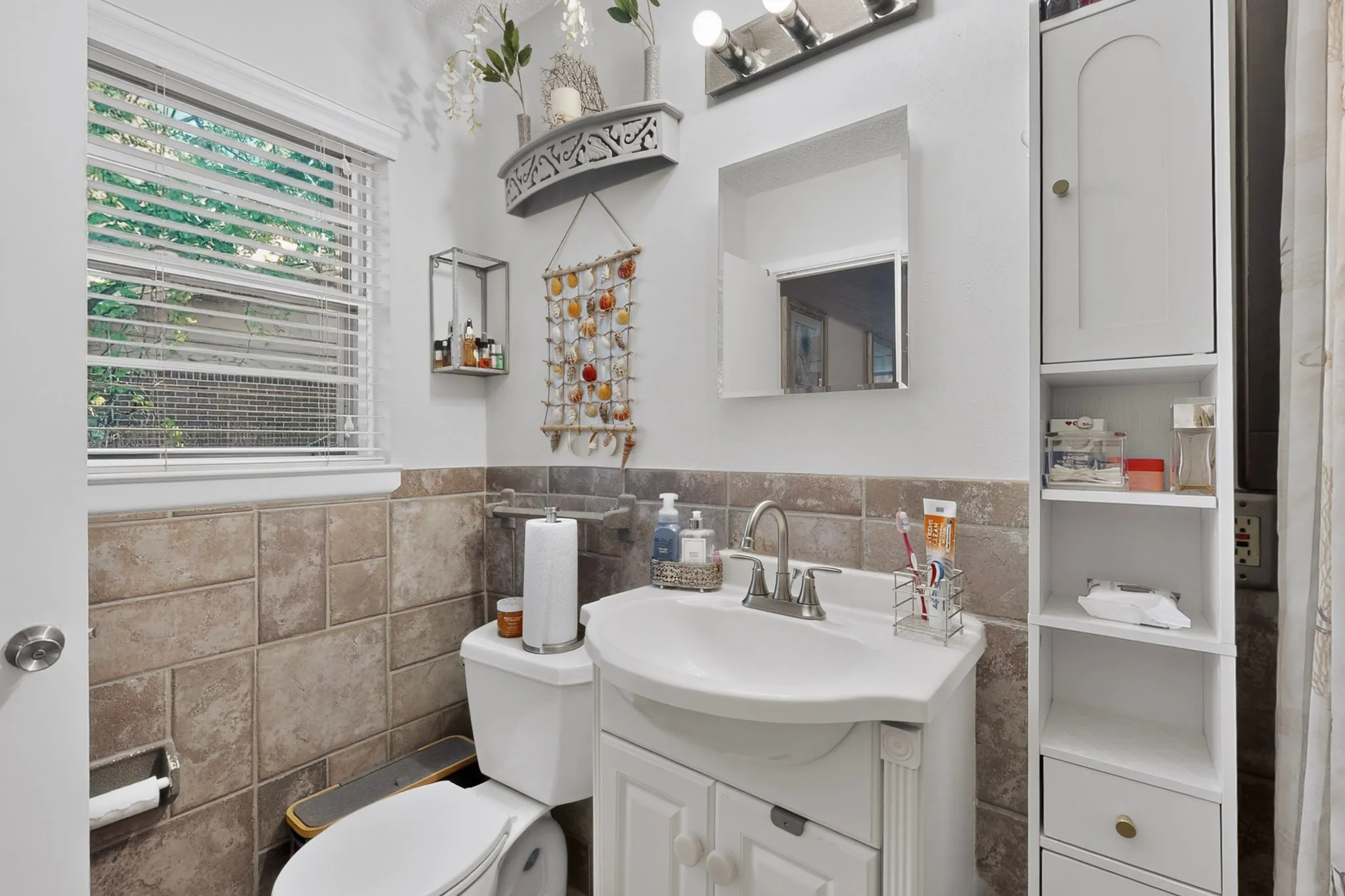 Single Family Residence For Sale in Tarrant County , 6905 Norma Street, Fort Worth, Texas 76112, 3 Bedroom, 2 Bathroom, 2 Garage spaces, 1,750 Sqft, built in 1955, mls#21411924, Real Estate Agent in Fort Worth, Homes For Sale in Tarrant county, Homes For Sale in Fort Worth, Realtor in Fort Worth Texas, Real Estate Brokerage Independent Realty Texas, Luminita Cordes Realtor