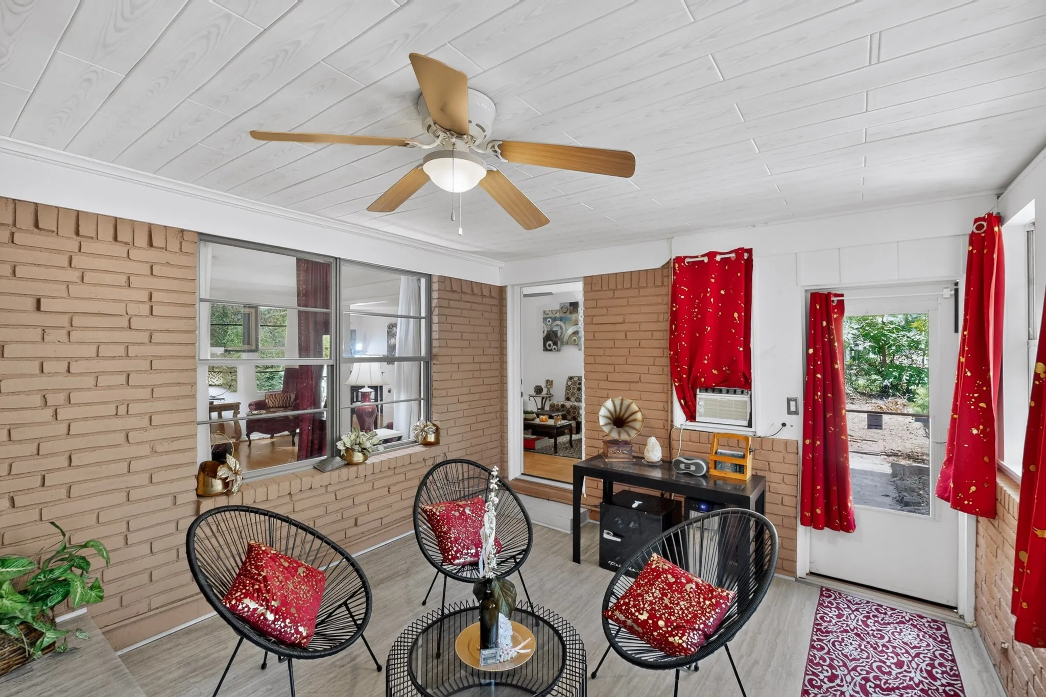 Single Family Residence For Sale in Tarrant County , 6905 Norma Street, Fort Worth, Texas 76112, 3 Bedroom, 2 Bathroom, 2 Garage spaces, 1,750 Sqft, built in 1955, mls#21411924, Real Estate Agent in Fort Worth, Homes For Sale in Tarrant county, Homes For Sale in Fort Worth, Realtor in Fort Worth Texas, Real Estate Brokerage Independent Realty Texas, Luminita Cordes Realtor