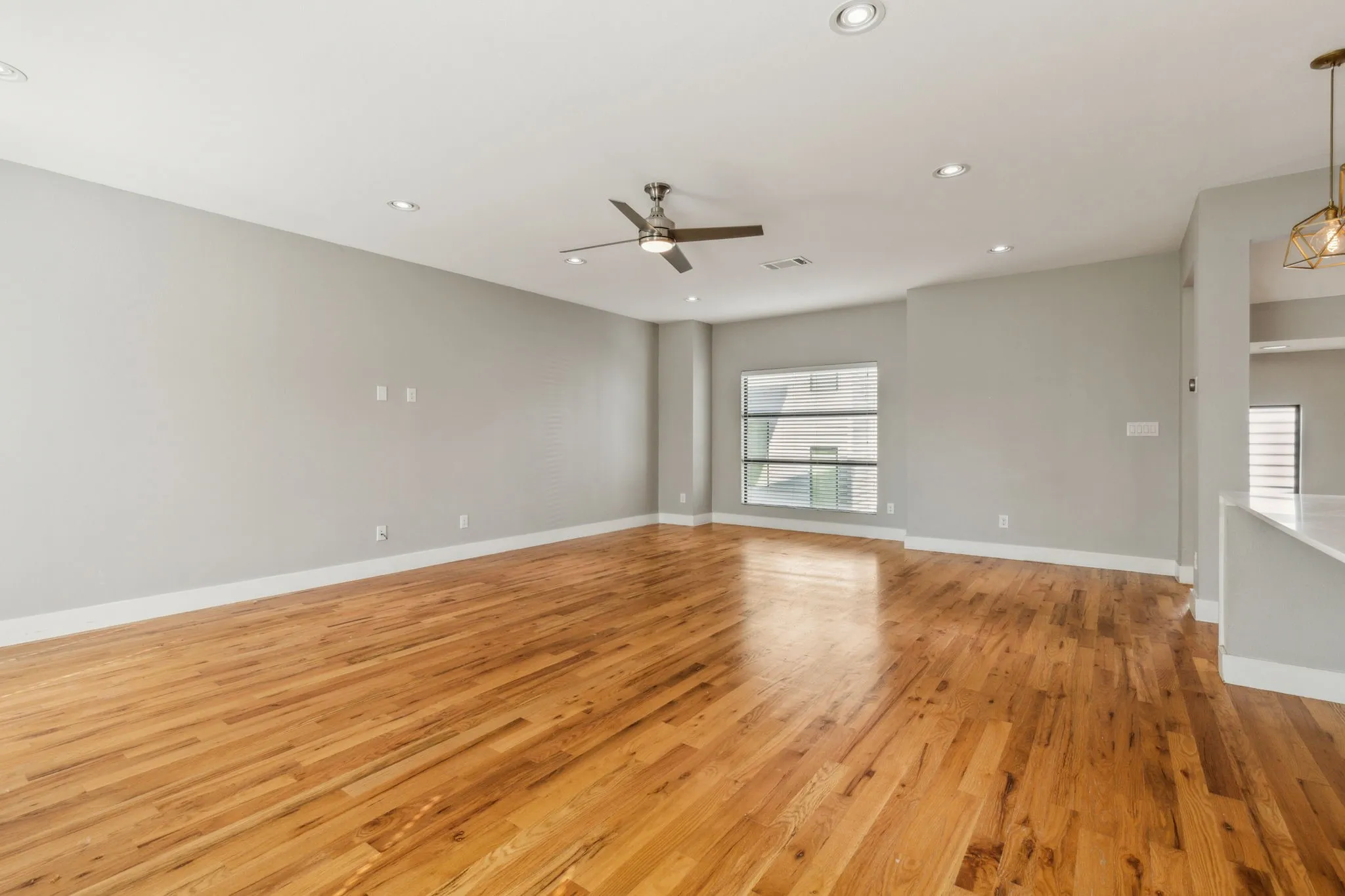 Condominium For Rent in Dallas County , 1921 California Drive 2, Dallas, Texas 75204, 3 Bedroom, 3 Bathroom, 2 Garage spaces, 1,856 Sqft, built in 2016, mls#21410961, Real Estate Agent in Dallas, Homes For Rent in Dallas county, Homes For Rent in Dallas, Realtor in Dallas Texas, Real Estate Brokerage Independent Realty Texas, Luminita Cordes Realtor