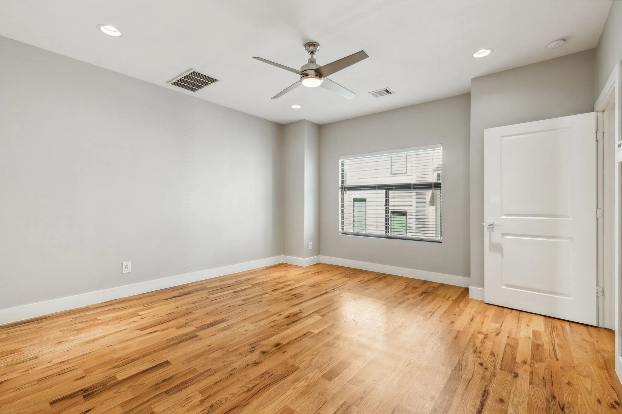Condominium For Rent in Dallas County , 1921 California Drive 2, Dallas, Texas 75204, 3 Bedroom, 3 Bathroom, 2 Garage spaces, 1,856 Sqft, built in 2016, mls#21410961, Real Estate Agent in Dallas, Homes For Rent in Dallas county, Homes For Rent in Dallas, Realtor in Dallas Texas, Real Estate Brokerage Independent Realty Texas, Luminita Cordes Realtor