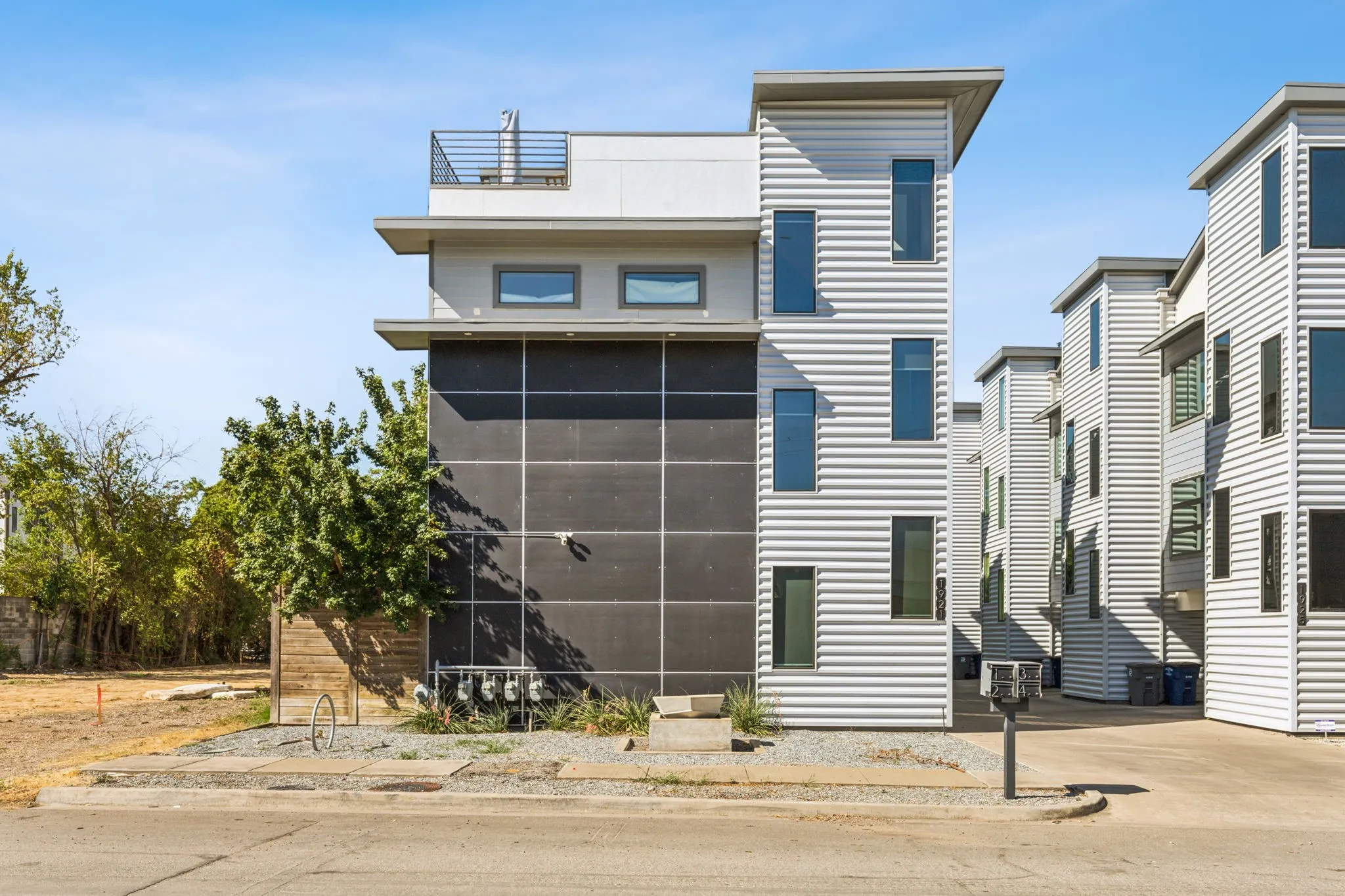 Condominium For Rent in Dallas County , 1921 California Drive 2, Dallas, Texas 75204, 3 Bedroom, 3 Bathroom, 2 Garage spaces, 1,856 Sqft, built in 2016, mls#21410961, Real Estate Agent in Dallas, Homes For Rent in Dallas county, Homes For Rent in Dallas, Realtor in Dallas Texas, Real Estate Brokerage Independent Realty Texas, Luminita Cordes Realtor