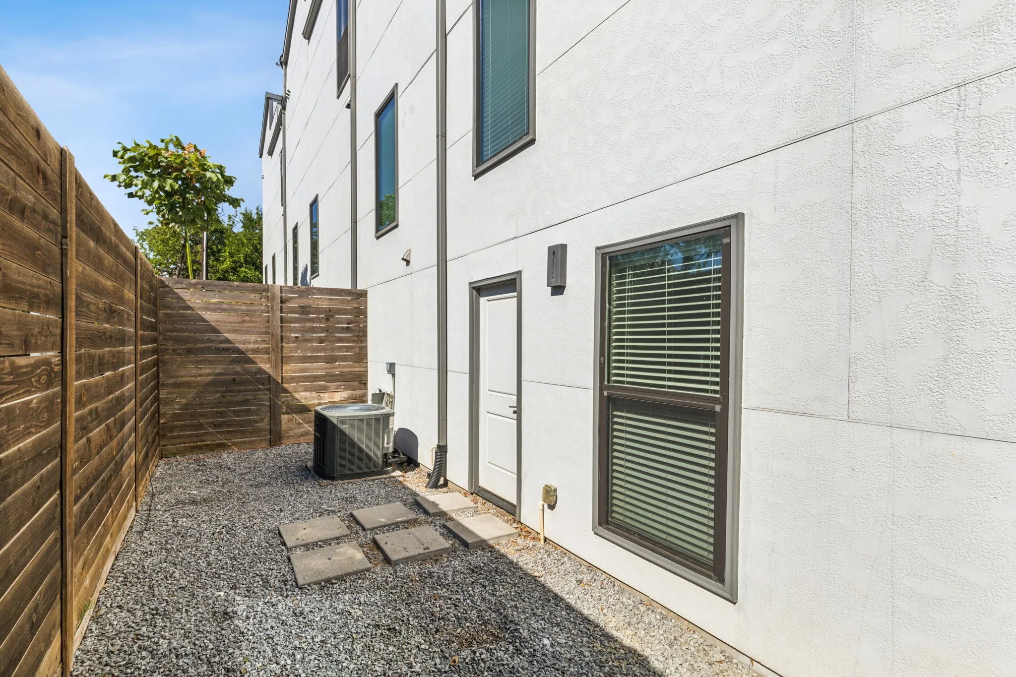 Condominium For Rent in Dallas County , 1921 California Drive 2, Dallas, Texas 75204, 3 Bedroom, 3 Bathroom, 2 Garage spaces, 1,856 Sqft, built in 2016, mls#21410961, Real Estate Agent in Dallas, Homes For Rent in Dallas county, Homes For Rent in Dallas, Realtor in Dallas Texas, Real Estate Brokerage Independent Realty Texas, Luminita Cordes Realtor