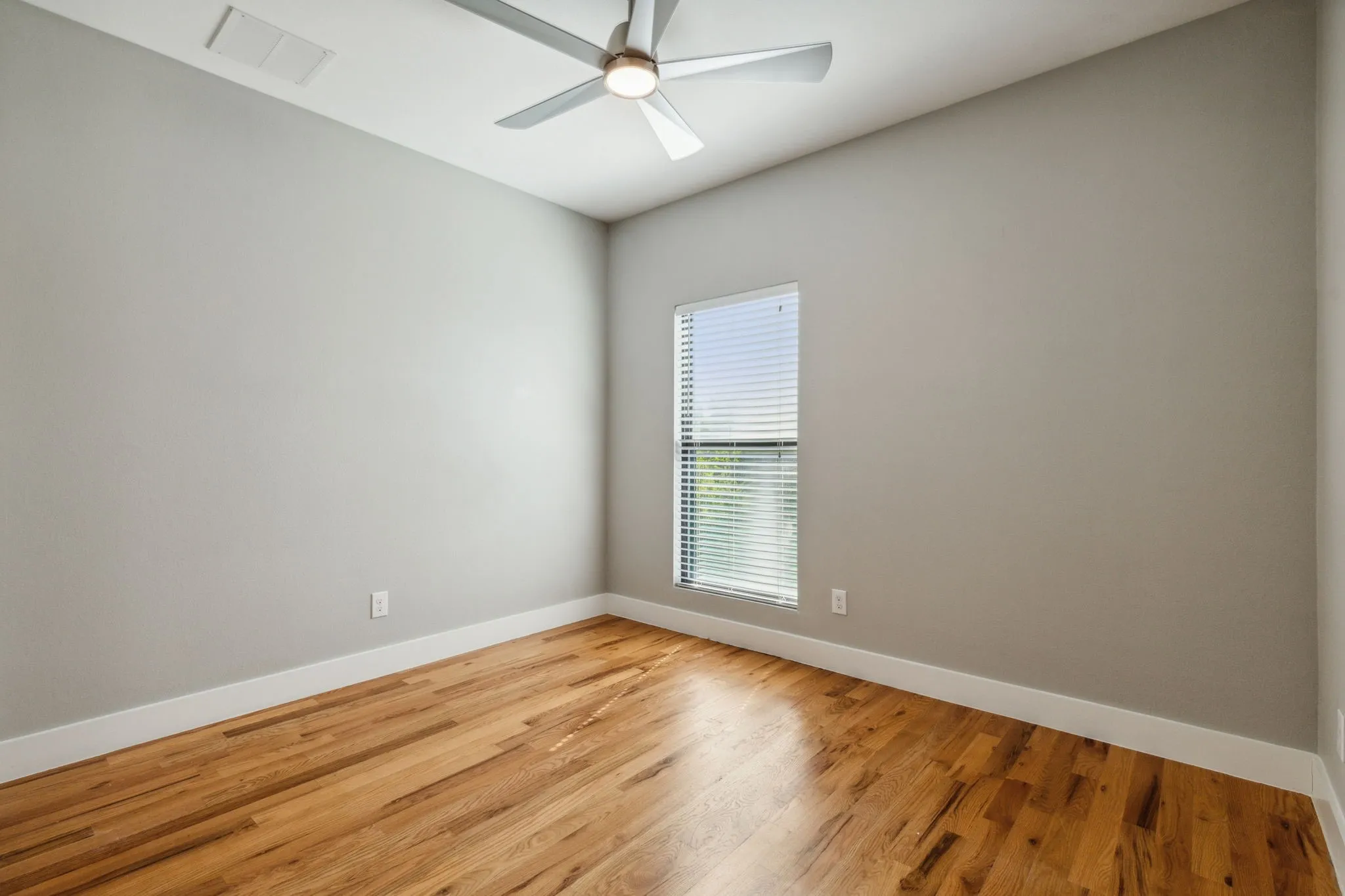 Condominium For Rent in Dallas County , 1921 California Drive 2, Dallas, Texas 75204, 3 Bedroom, 3 Bathroom, 2 Garage spaces, 1,856 Sqft, built in 2016, mls#21410961, Real Estate Agent in Dallas, Homes For Rent in Dallas county, Homes For Rent in Dallas, Realtor in Dallas Texas, Real Estate Brokerage Independent Realty Texas, Luminita Cordes Realtor