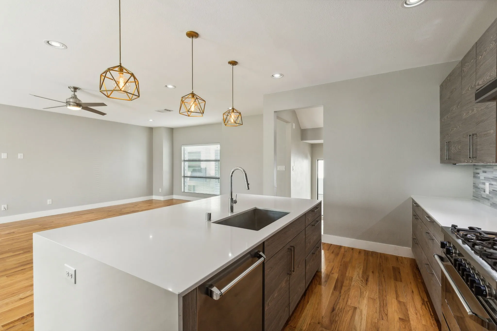 Condominium For Rent in Dallas County , 1921 California Drive 2, Dallas, Texas 75204, 3 Bedroom, 3 Bathroom, 2 Garage spaces, 1,856 Sqft, built in 2016, mls#21410961, Real Estate Agent in Dallas, Homes For Rent in Dallas county, Homes For Rent in Dallas, Realtor in Dallas Texas, Real Estate Brokerage Independent Realty Texas, Luminita Cordes Realtor