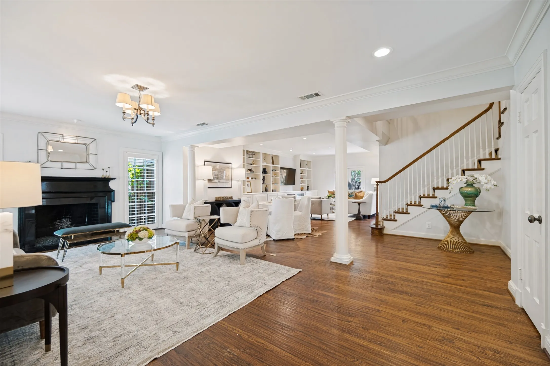 Single Family Residence For Sale in Dallas County , 4629 Lorraine Avenue, Highland Park, Texas 75209, 4 Bedroom, 4 Bathroom, 2 Garage spaces, 3,839 Sqft, built in 1941, mls#21409375, Real Estate Agent in Highland Park, Homes For Sale in Dallas county, Homes For Sale in Highland Park, Realtor in Highland Park Texas, Real Estate Brokerage Independent Realty Texas, Luminita Cordes Realtor