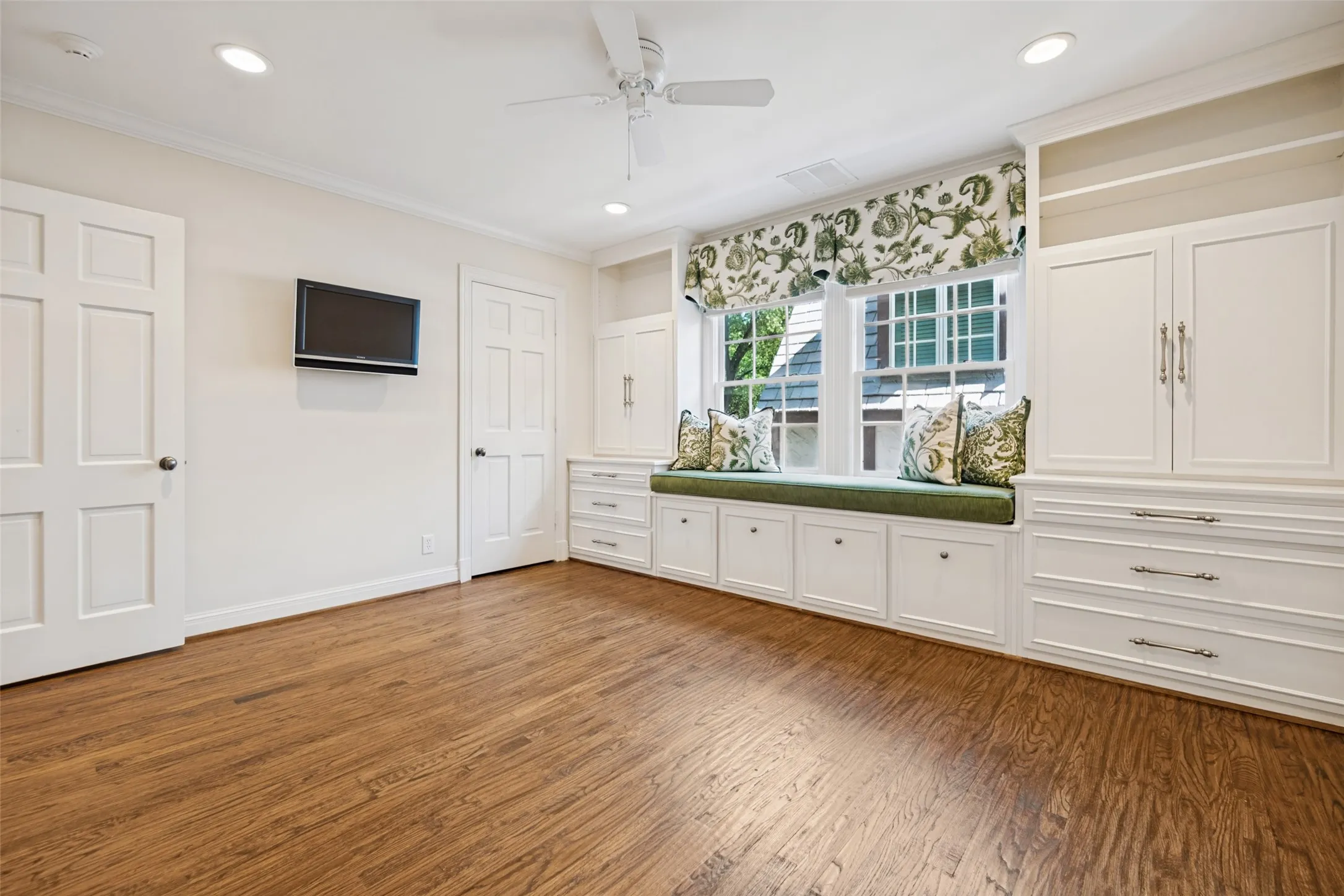 Single Family Residence For Sale in Dallas County , 4629 Lorraine Avenue, Highland Park, Texas 75209, 4 Bedroom, 4 Bathroom, 2 Garage spaces, 3,839 Sqft, built in 1941, mls#21409375, Real Estate Agent in Highland Park, Homes For Sale in Dallas county, Homes For Sale in Highland Park, Realtor in Highland Park Texas, Real Estate Brokerage Independent Realty Texas, Luminita Cordes Realtor