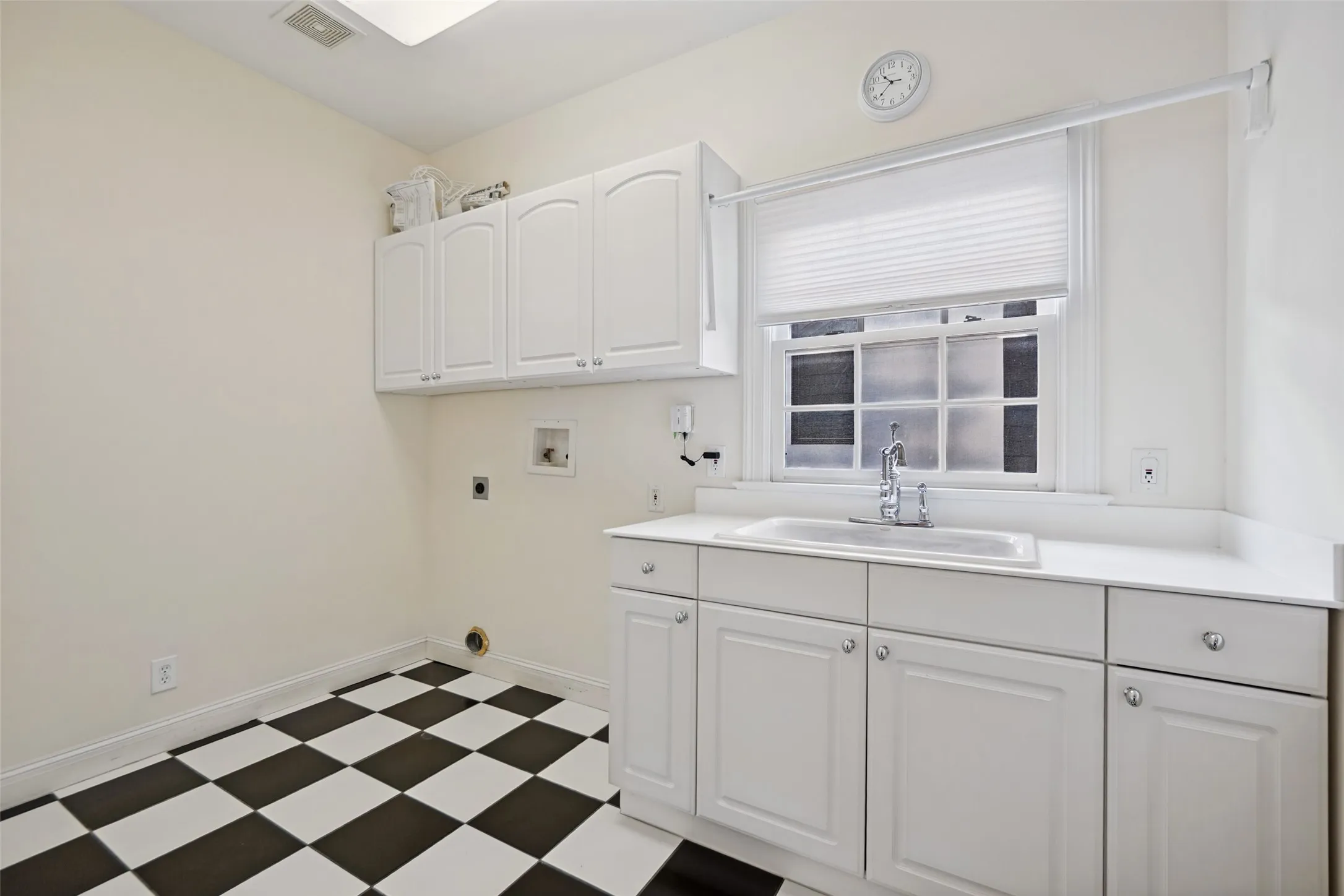 Single Family Residence For Sale in Dallas County , 4629 Lorraine Avenue, Highland Park, Texas 75209, 4 Bedroom, 4 Bathroom, 2 Garage spaces, 3,839 Sqft, built in 1941, mls#21409375, Real Estate Agent in Highland Park, Homes For Sale in Dallas county, Homes For Sale in Highland Park, Realtor in Highland Park Texas, Real Estate Brokerage Independent Realty Texas, Luminita Cordes Realtor