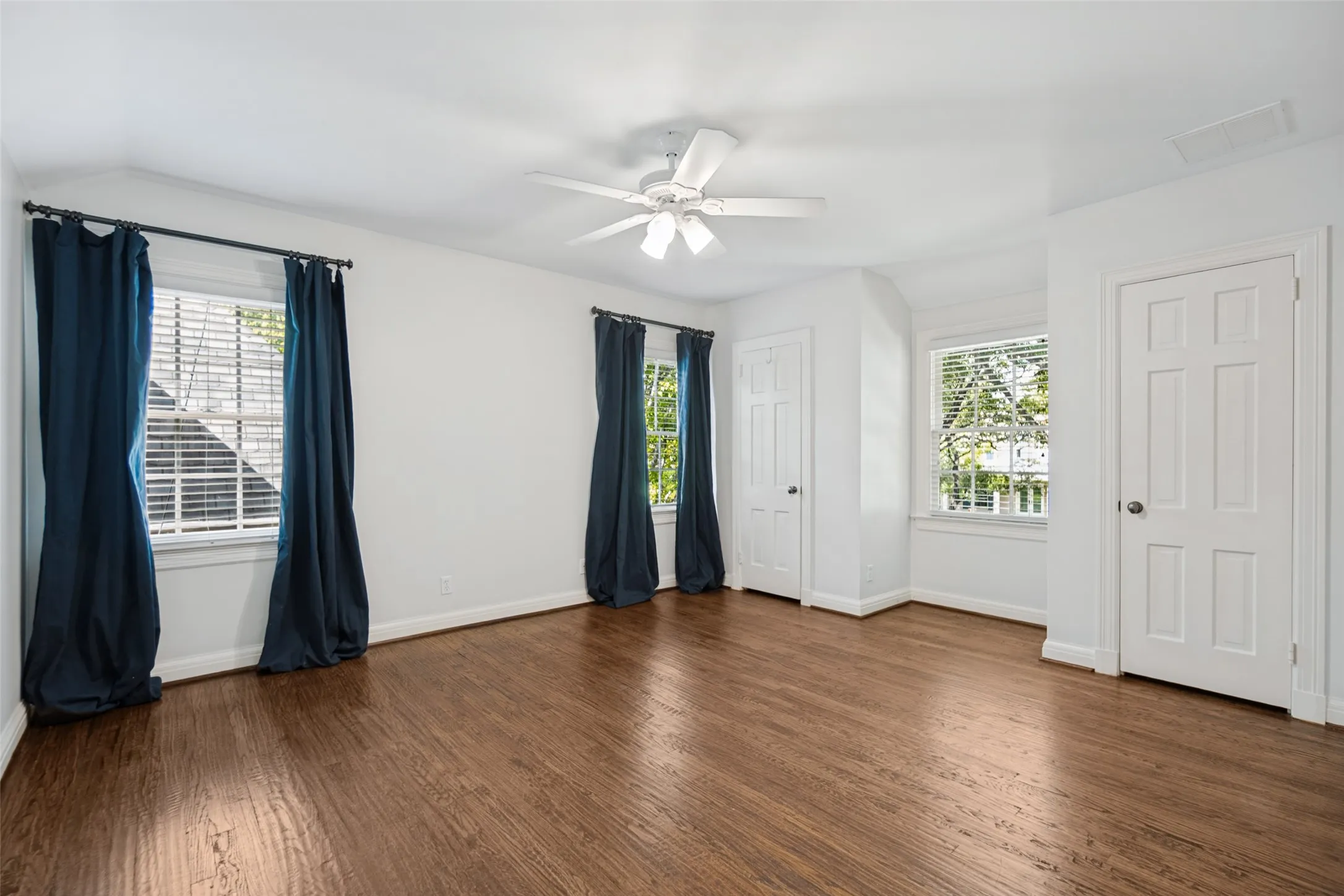 Single Family Residence For Sale in Dallas County , 4629 Lorraine Avenue, Highland Park, Texas 75209, 4 Bedroom, 4 Bathroom, 2 Garage spaces, 3,839 Sqft, built in 1941, mls#21409375, Real Estate Agent in Highland Park, Homes For Sale in Dallas county, Homes For Sale in Highland Park, Realtor in Highland Park Texas, Real Estate Brokerage Independent Realty Texas, Luminita Cordes Realtor