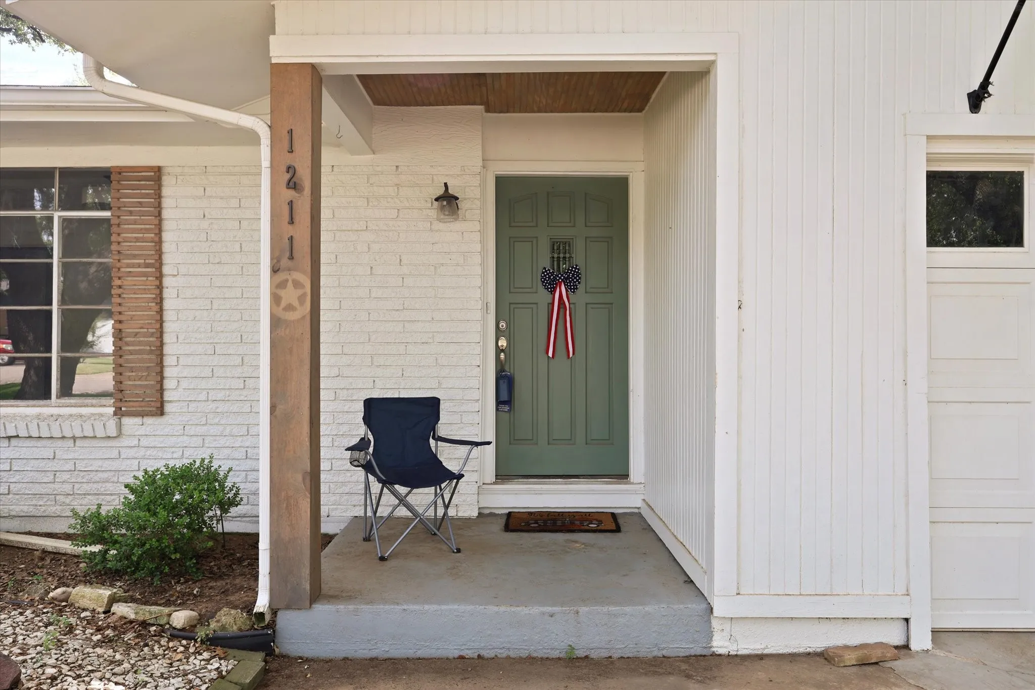 Single Family Residence For Sale in Johnson County , 1211 Greenbriar Lane, Cleburne, Texas 76033, 3 Bedroom, 2 Bathroom, 1 Garage spaces, 1,456 Sqft, built in 1959, mls#21411888, Real Estate Agent in Cleburne, Homes For Sale in Johnson county, Homes For Sale in Cleburne, Realtor in Cleburne Texas, Real Estate Brokerage Independent Realty Texas, Luminita Cordes Realtor