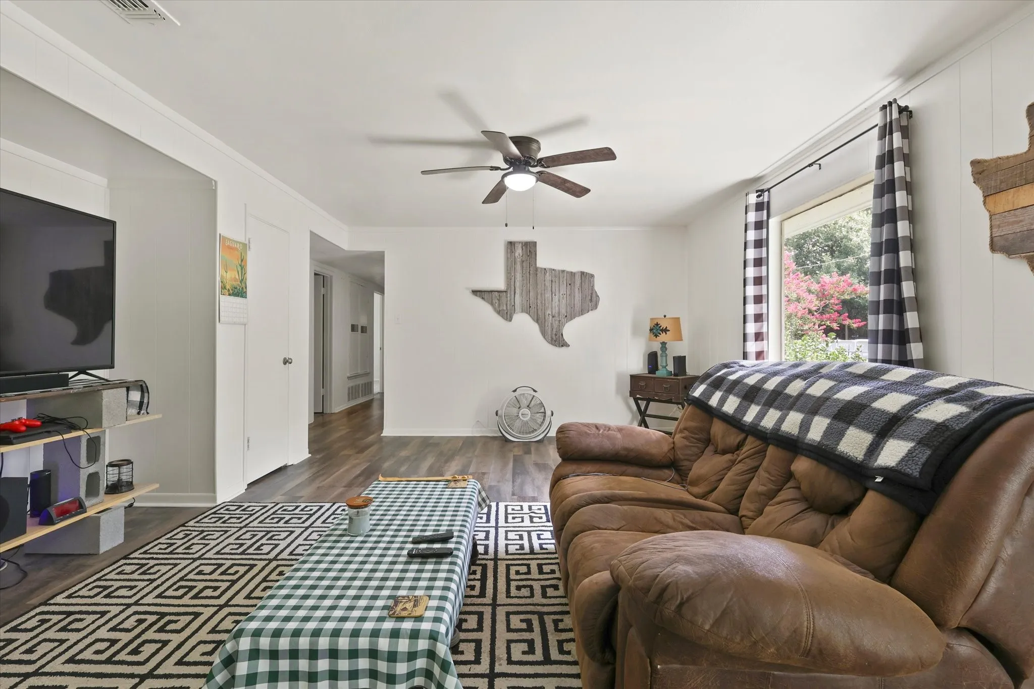 Single Family Residence For Sale in Johnson County , 1211 Greenbriar Lane, Cleburne, Texas 76033, 3 Bedroom, 2 Bathroom, 1 Garage spaces, 1,456 Sqft, built in 1959, mls#21411888, Real Estate Agent in Cleburne, Homes For Sale in Johnson county, Homes For Sale in Cleburne, Realtor in Cleburne Texas, Real Estate Brokerage Independent Realty Texas, Luminita Cordes Realtor