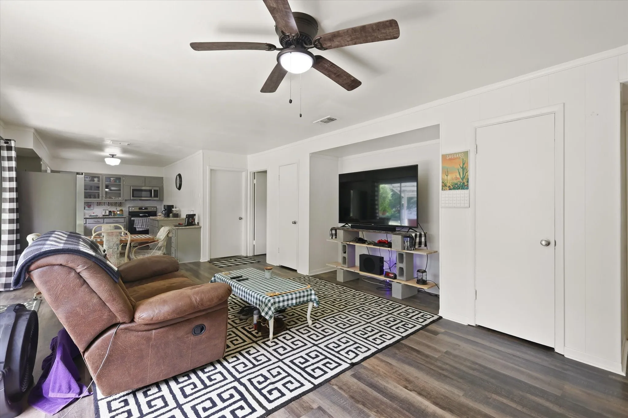 Single Family Residence For Sale in Johnson County , 1211 Greenbriar Lane, Cleburne, Texas 76033, 3 Bedroom, 2 Bathroom, 1 Garage spaces, 1,456 Sqft, built in 1959, mls#21411888, Real Estate Agent in Cleburne, Homes For Sale in Johnson county, Homes For Sale in Cleburne, Realtor in Cleburne Texas, Real Estate Brokerage Independent Realty Texas, Luminita Cordes Realtor