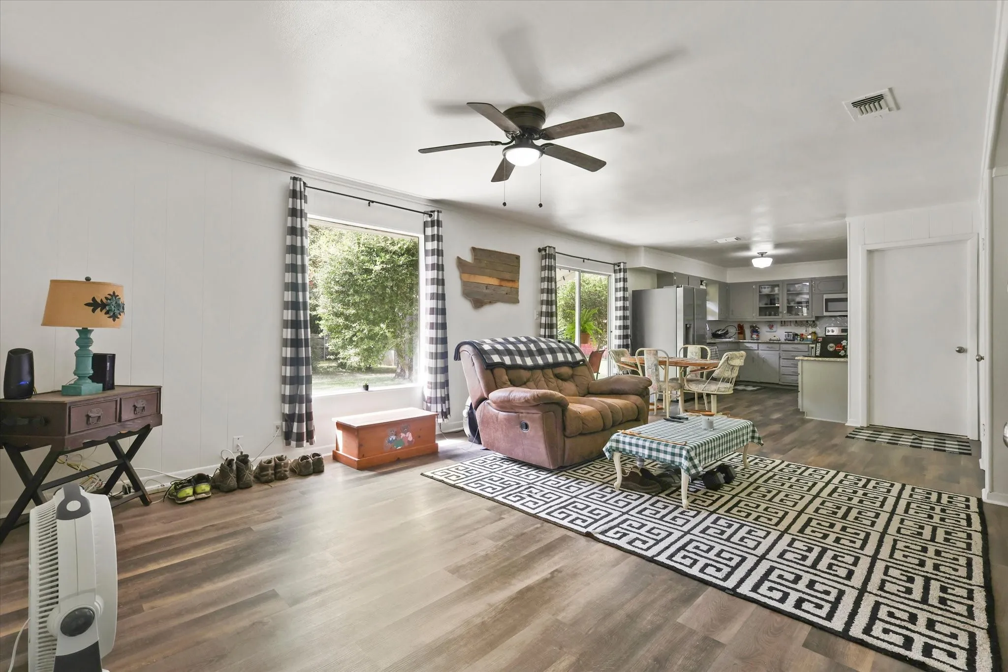 Single Family Residence For Sale in Johnson County , 1211 Greenbriar Lane, Cleburne, Texas 76033, 3 Bedroom, 2 Bathroom, 1 Garage spaces, 1,456 Sqft, built in 1959, mls#21411888, Real Estate Agent in Cleburne, Homes For Sale in Johnson county, Homes For Sale in Cleburne, Realtor in Cleburne Texas, Real Estate Brokerage Independent Realty Texas, Luminita Cordes Realtor