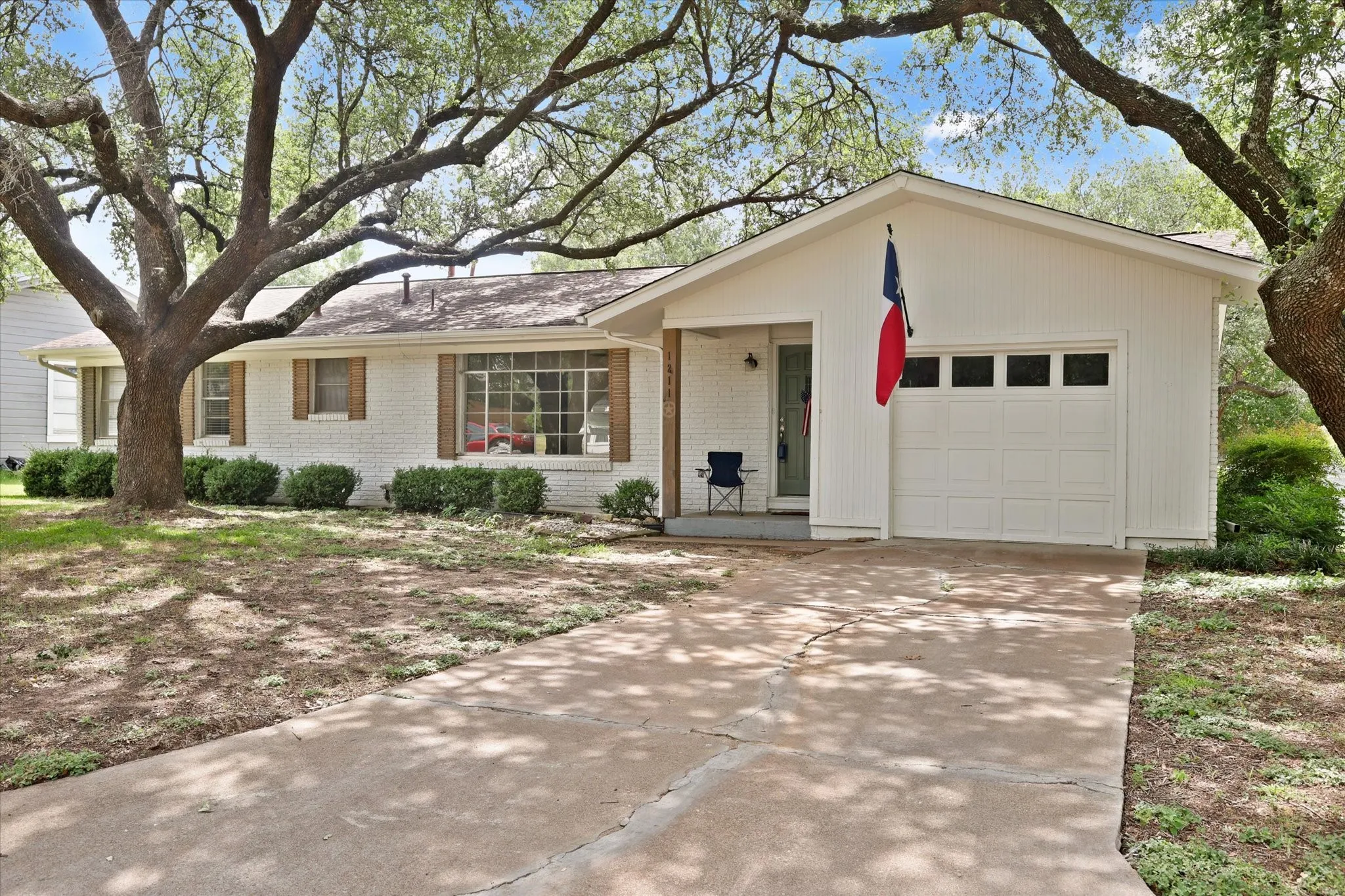 Single Family Residence For Sale in Johnson County , 1211 Greenbriar Lane, Cleburne, Texas 76033, 3 Bedroom, 2 Bathroom, 1 Garage spaces, 1,456 Sqft, built in 1959, mls#21411888, Real Estate Agent in Cleburne, Homes For Sale in Johnson county, Homes For Sale in Cleburne, Realtor in Cleburne Texas, Real Estate Brokerage Independent Realty Texas, Luminita Cordes Realtor