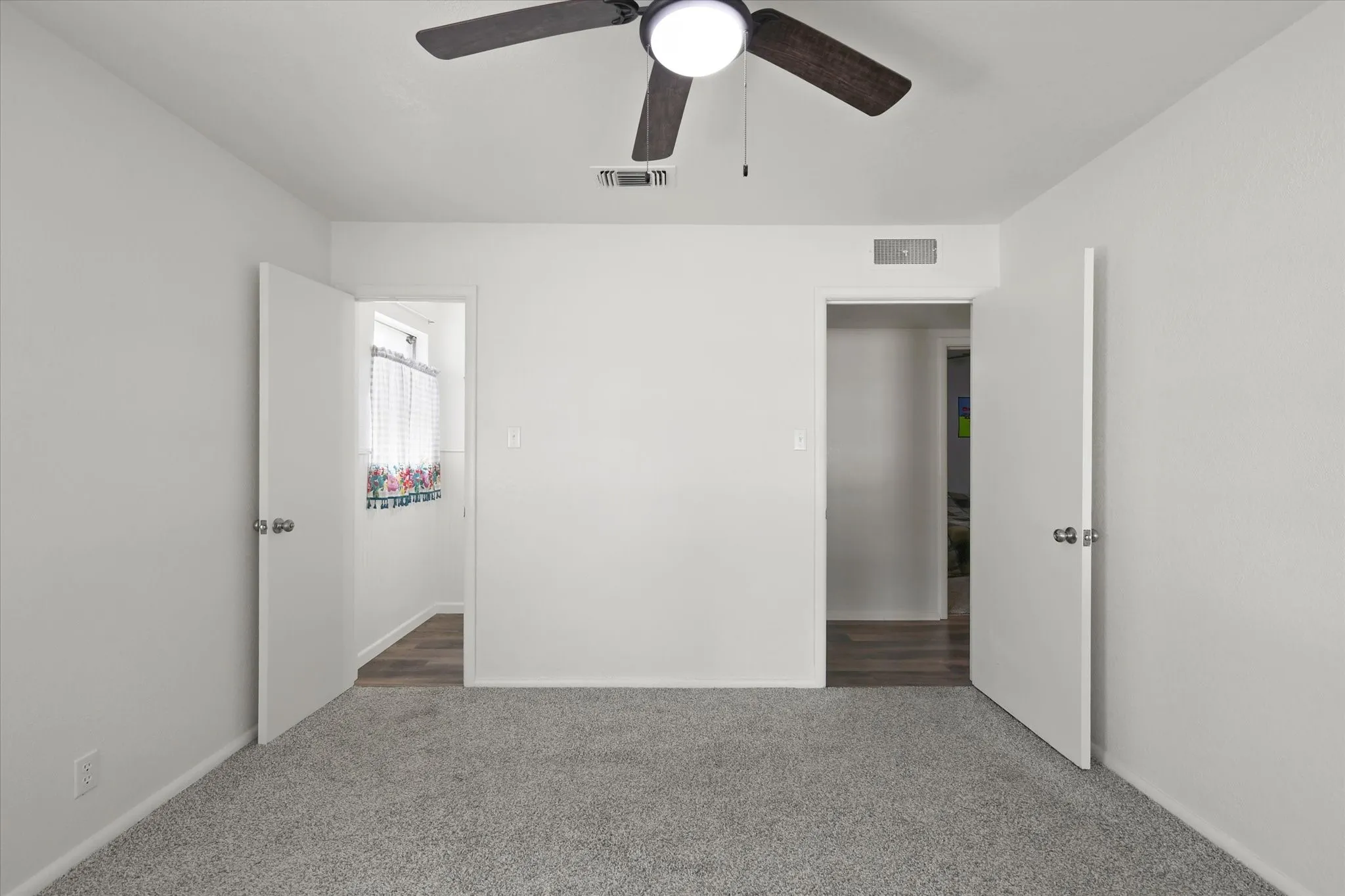 Single Family Residence For Sale in Johnson County , 1211 Greenbriar Lane, Cleburne, Texas 76033, 3 Bedroom, 2 Bathroom, 1 Garage spaces, 1,456 Sqft, built in 1959, mls#21411888, Real Estate Agent in Cleburne, Homes For Sale in Johnson county, Homes For Sale in Cleburne, Realtor in Cleburne Texas, Real Estate Brokerage Independent Realty Texas, Luminita Cordes Realtor