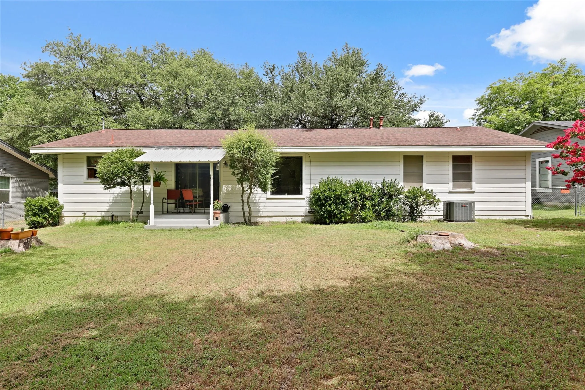 Single Family Residence For Sale in Johnson County , 1211 Greenbriar Lane, Cleburne, Texas 76033, 3 Bedroom, 2 Bathroom, 1 Garage spaces, 1,456 Sqft, built in 1959, mls#21411888, Real Estate Agent in Cleburne, Homes For Sale in Johnson county, Homes For Sale in Cleburne, Realtor in Cleburne Texas, Real Estate Brokerage Independent Realty Texas, Luminita Cordes Realtor