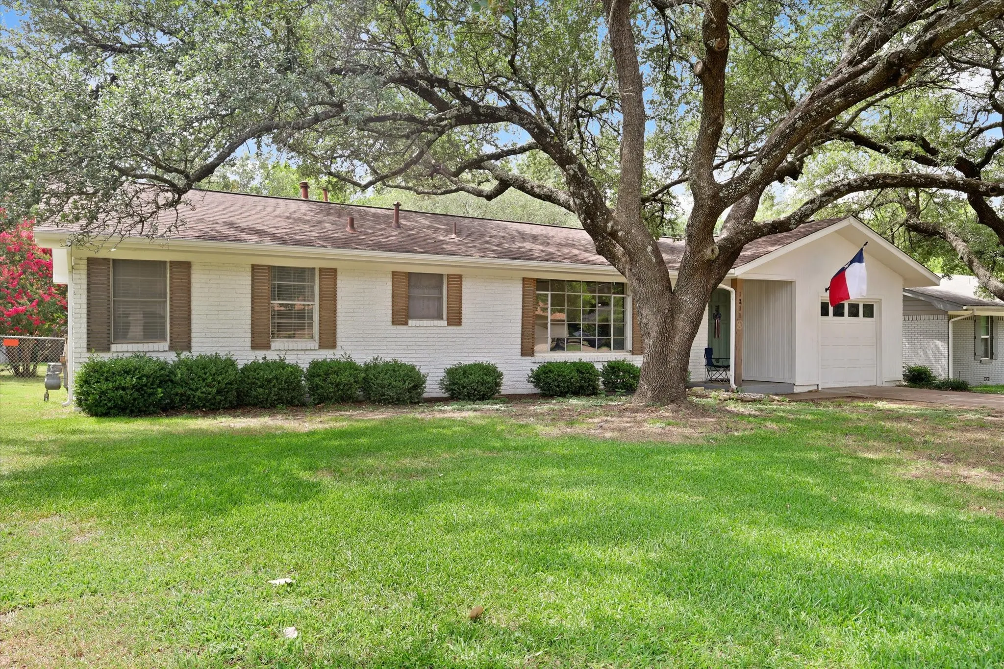 Single Family Residence For Sale in Johnson County , 1211 Greenbriar Lane, Cleburne, Texas 76033, 3 Bedroom, 2 Bathroom, 1 Garage spaces, 1,456 Sqft, built in 1959, mls#21411888, Real Estate Agent in Cleburne, Homes For Sale in Johnson county, Homes For Sale in Cleburne, Realtor in Cleburne Texas, Real Estate Brokerage Independent Realty Texas, Luminita Cordes Realtor