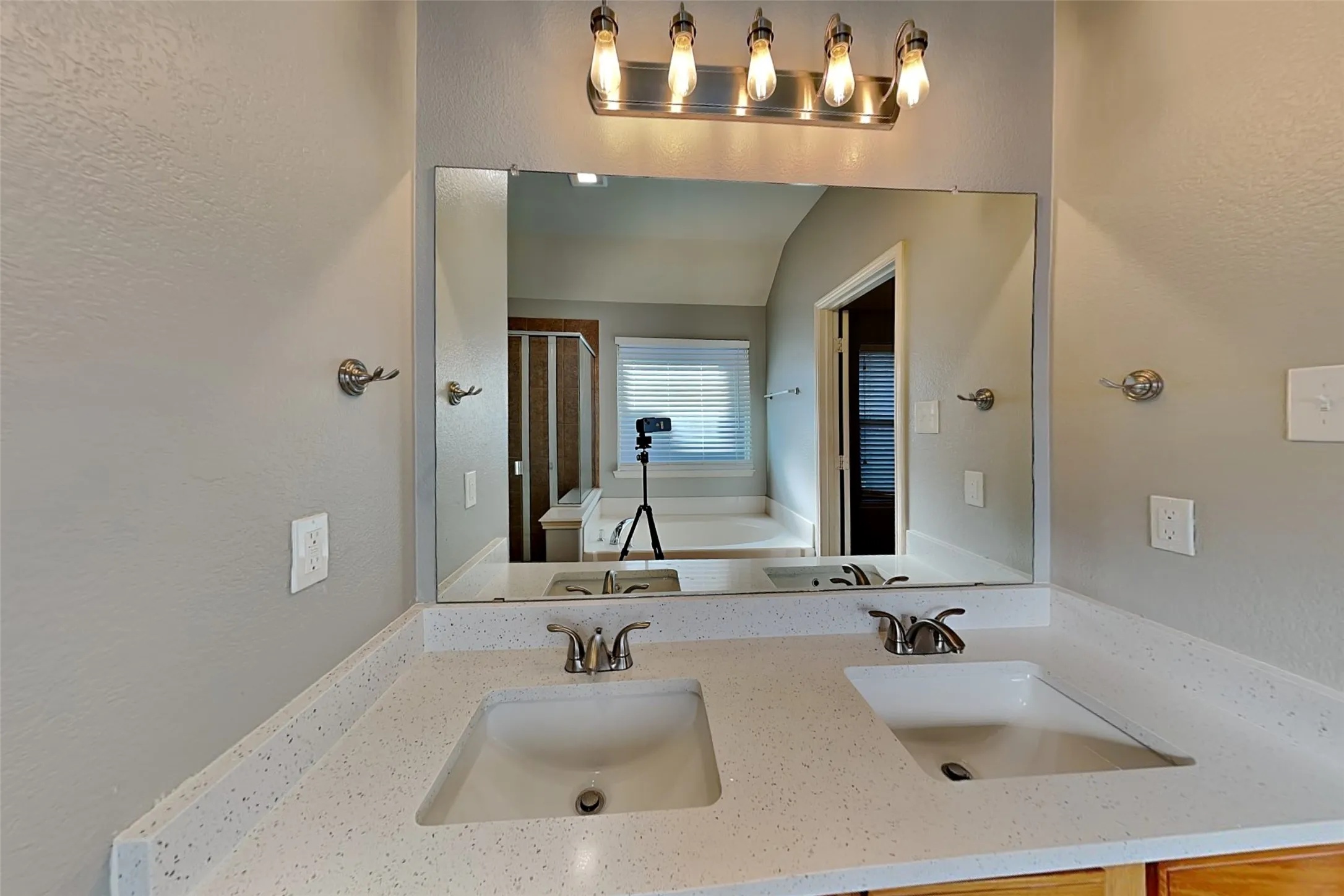 Single Family Residence For Rent in Tarrant County , 4604 Fern Valley Drive, Fort Worth, Texas 76244, 3 Bedroom, 2 Bathroom, 2 Garage spaces, 1,390 Sqft, built in 2011, mls#21411955, Real Estate Agent in Fort Worth, Homes For Rent in Tarrant county, Homes For Rent in Fort Worth, Realtor in Fort Worth Texas, Real Estate Brokerage Independent Realty Texas, Luminita Cordes Realtor