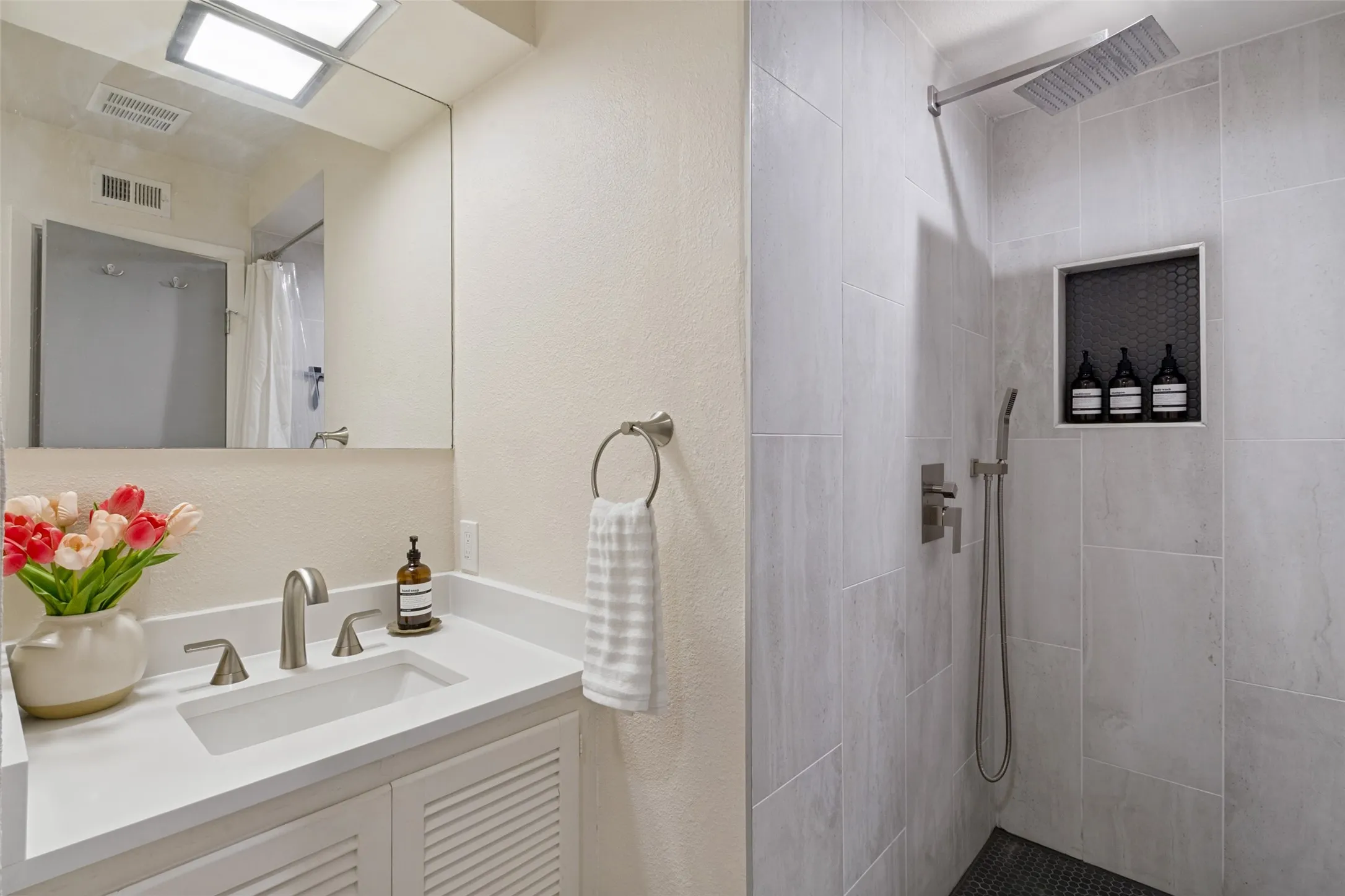 Condominium For Sale in Dallas County , 11150 Valleydale Drive B, Dallas, Texas 75230, 1 Bedroom, 2 Bathroom, Garage spaces, 976 Sqft, built in 1961, mls#21410835, Real Estate Agent in Dallas, Homes For Sale in Dallas county, Homes For Sale in Dallas, Realtor in Dallas Texas, Real Estate Brokerage Independent Realty Texas, Luminita Cordes Realtor