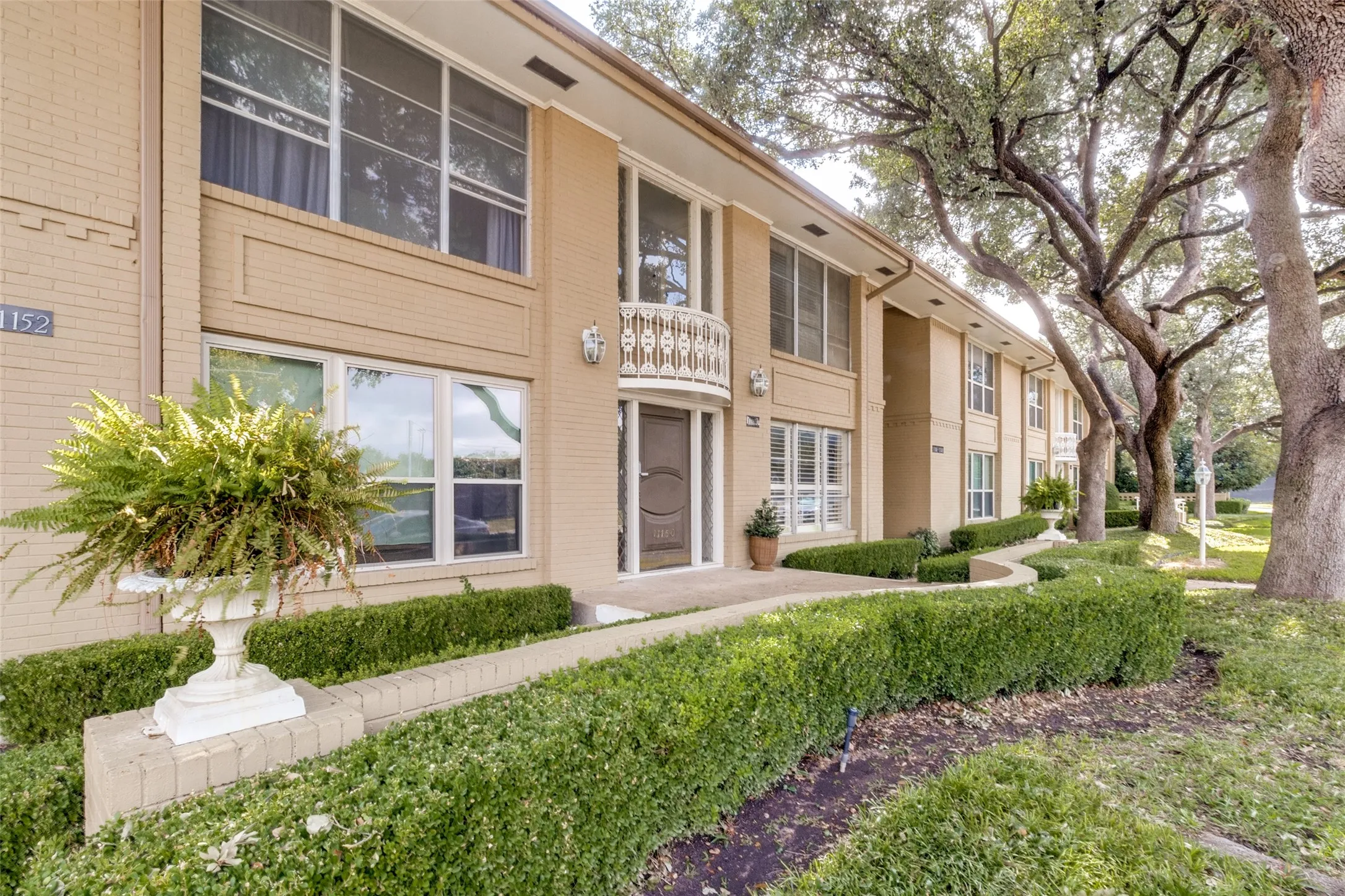 Condominium For Sale in Dallas County , 11150 Valleydale Drive B, Dallas, Texas 75230, 1 Bedroom, 2 Bathroom, Garage spaces, 976 Sqft, built in 1961, mls#21410835, Real Estate Agent in Dallas, Homes For Sale in Dallas county, Homes For Sale in Dallas, Realtor in Dallas Texas, Real Estate Brokerage Independent Realty Texas, Luminita Cordes Realtor