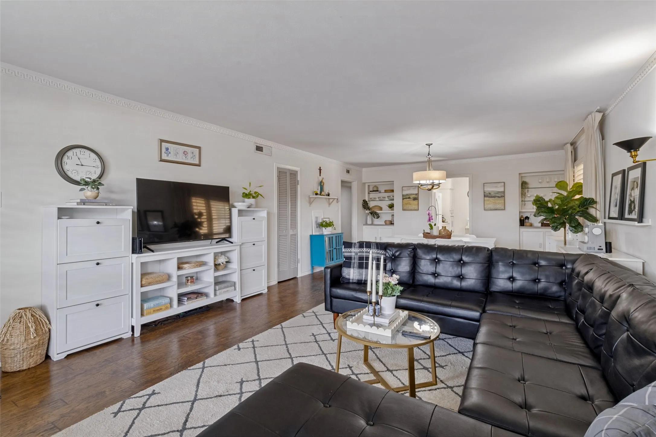 Condominium For Sale in Dallas County , 11150 Valleydale Drive B, Dallas, Texas 75230, 1 Bedroom, 2 Bathroom, Garage spaces, 976 Sqft, built in 1961, mls#21410835, Real Estate Agent in Dallas, Homes For Sale in Dallas county, Homes For Sale in Dallas, Realtor in Dallas Texas, Real Estate Brokerage Independent Realty Texas, Luminita Cordes Realtor