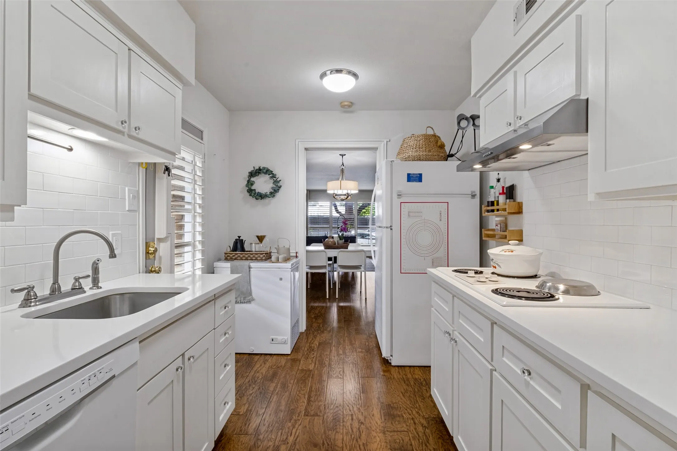 Condominium For Sale in Dallas County , 11150 Valleydale Drive B, Dallas, Texas 75230, 1 Bedroom, 2 Bathroom, Garage spaces, 976 Sqft, built in 1961, mls#21410835, Real Estate Agent in Dallas, Homes For Sale in Dallas county, Homes For Sale in Dallas, Realtor in Dallas Texas, Real Estate Brokerage Independent Realty Texas, Luminita Cordes Realtor