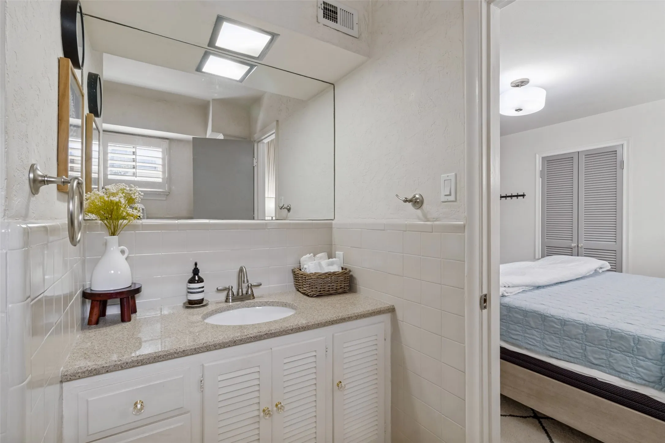 Condominium For Sale in Dallas County , 11150 Valleydale Drive B, Dallas, Texas 75230, 1 Bedroom, 2 Bathroom, Garage spaces, 976 Sqft, built in 1961, mls#21410835, Real Estate Agent in Dallas, Homes For Sale in Dallas county, Homes For Sale in Dallas, Realtor in Dallas Texas, Real Estate Brokerage Independent Realty Texas, Luminita Cordes Realtor