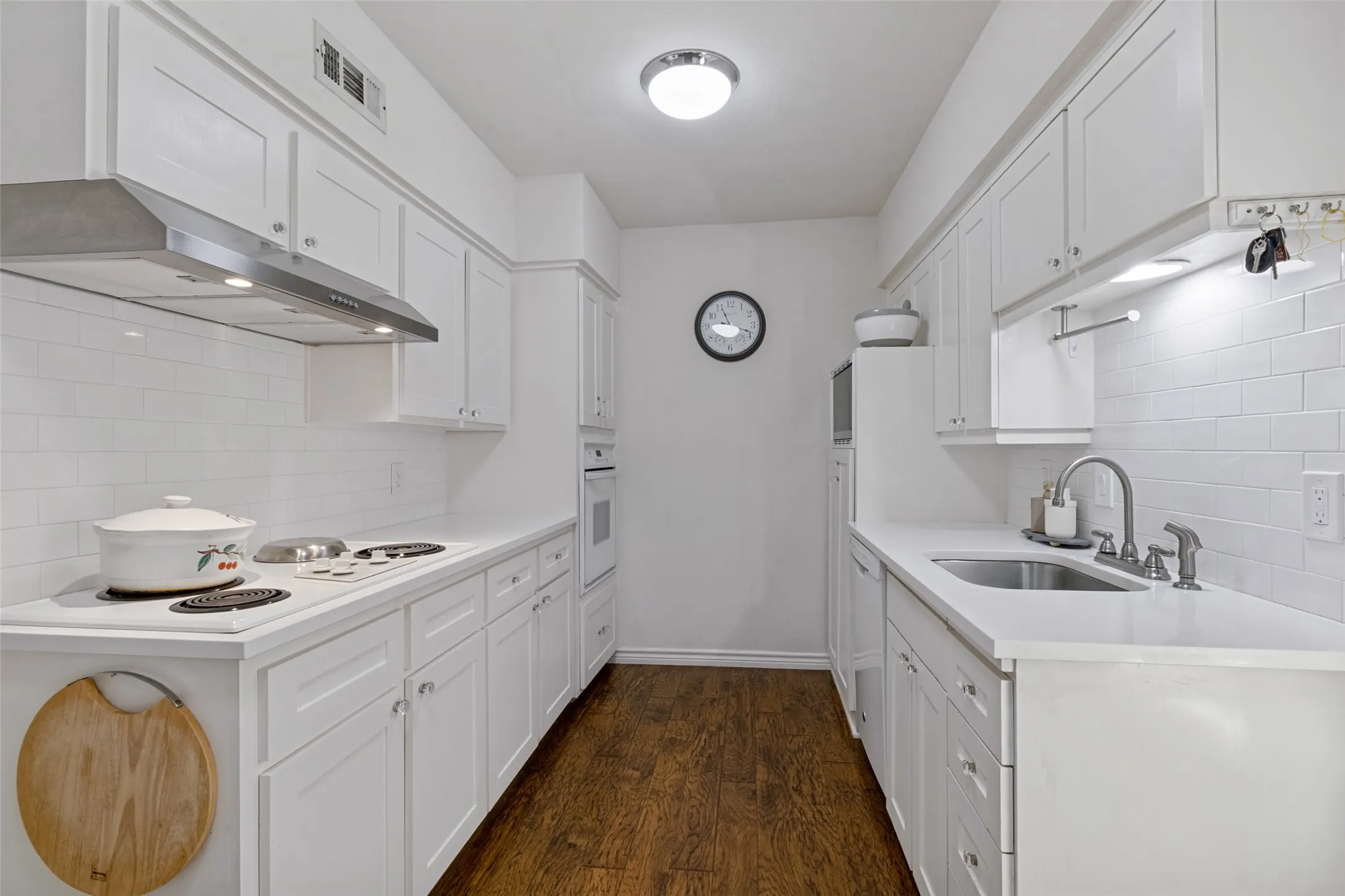 Condominium For Sale in Dallas County , 11150 Valleydale Drive B, Dallas, Texas 75230, 1 Bedroom, 2 Bathroom, Garage spaces, 976 Sqft, built in 1961, mls#21410835, Real Estate Agent in Dallas, Homes For Sale in Dallas county, Homes For Sale in Dallas, Realtor in Dallas Texas, Real Estate Brokerage Independent Realty Texas, Luminita Cordes Realtor