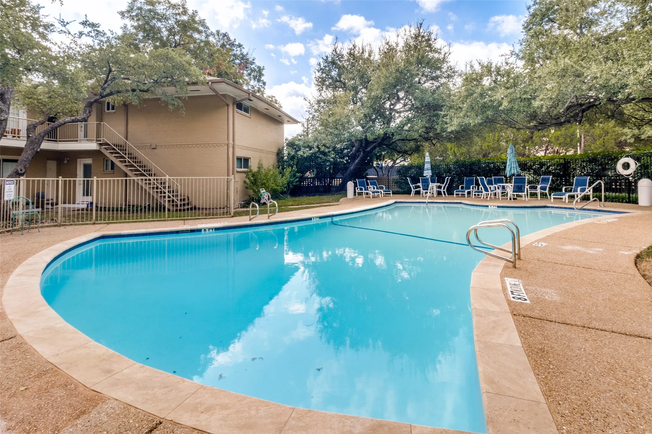 Condominium For Sale in Dallas County , 11150 Valleydale Drive B, Dallas, Texas 75230, 1 Bedroom, 2 Bathroom, Garage spaces, 976 Sqft, built in 1961, mls#21410835, Real Estate Agent in Dallas, Homes For Sale in Dallas county, Homes For Sale in Dallas, Realtor in Dallas Texas, Real Estate Brokerage Independent Realty Texas, Luminita Cordes Realtor