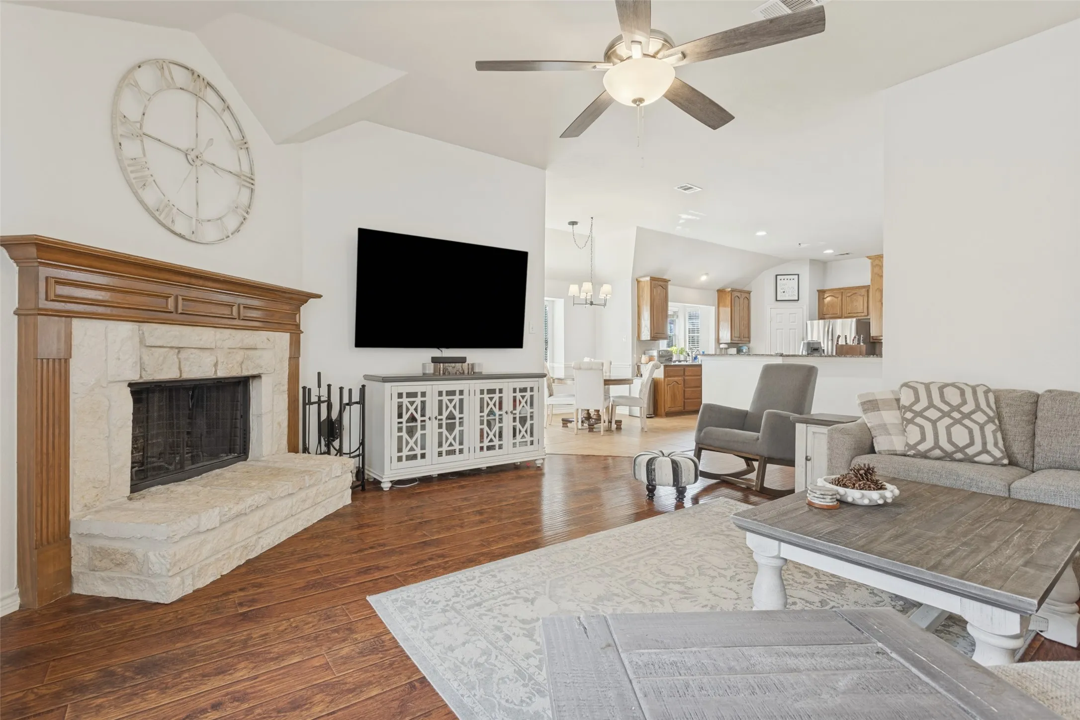 Single Family Residence For Sale in Dallas County , 2106 Hollow Way, Garland, Texas 75041, 4 Bedroom, 3 Bathroom, 2 Garage spaces, 2,477 Sqft, built in 2006, mls#21411925, Real Estate Agent in Garland, Homes For Sale in Dallas county, Homes For Sale in Garland, Realtor in Garland Texas, Real Estate Brokerage Independent Realty Texas, Luminita Cordes Realtor