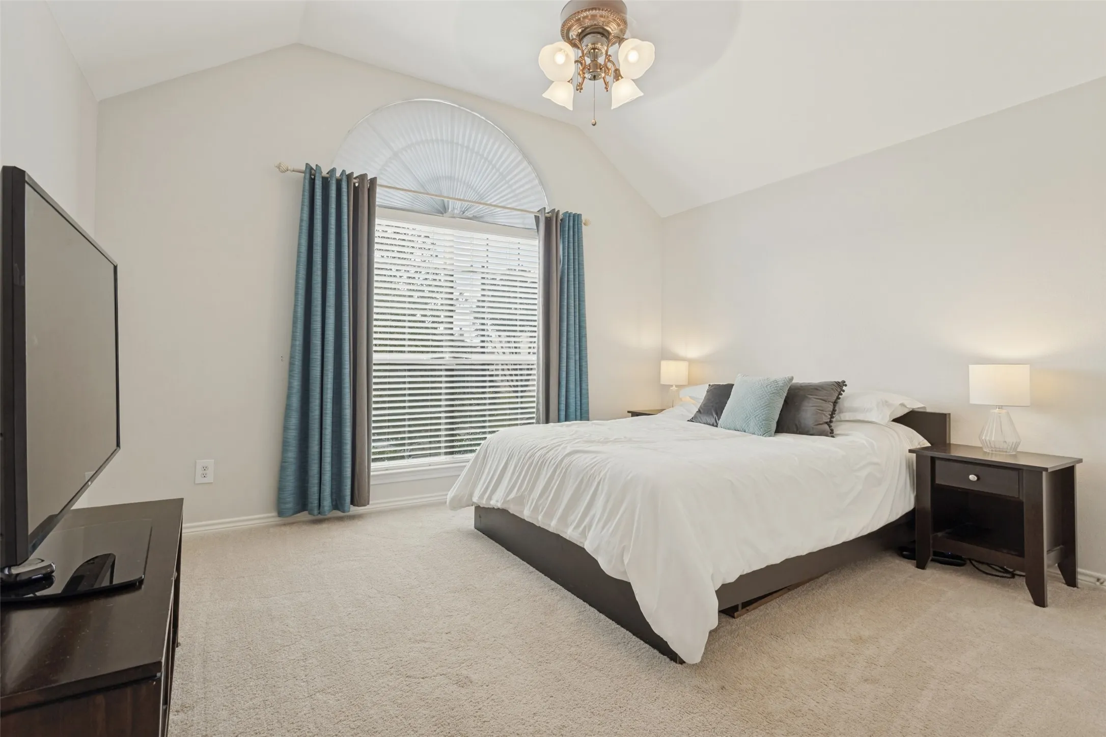 Single Family Residence For Sale in Dallas County , 2106 Hollow Way, Garland, Texas 75041, 4 Bedroom, 3 Bathroom, 2 Garage spaces, 2,477 Sqft, built in 2006, mls#21411925, Real Estate Agent in Garland, Homes For Sale in Dallas county, Homes For Sale in Garland, Realtor in Garland Texas, Real Estate Brokerage Independent Realty Texas, Luminita Cordes Realtor