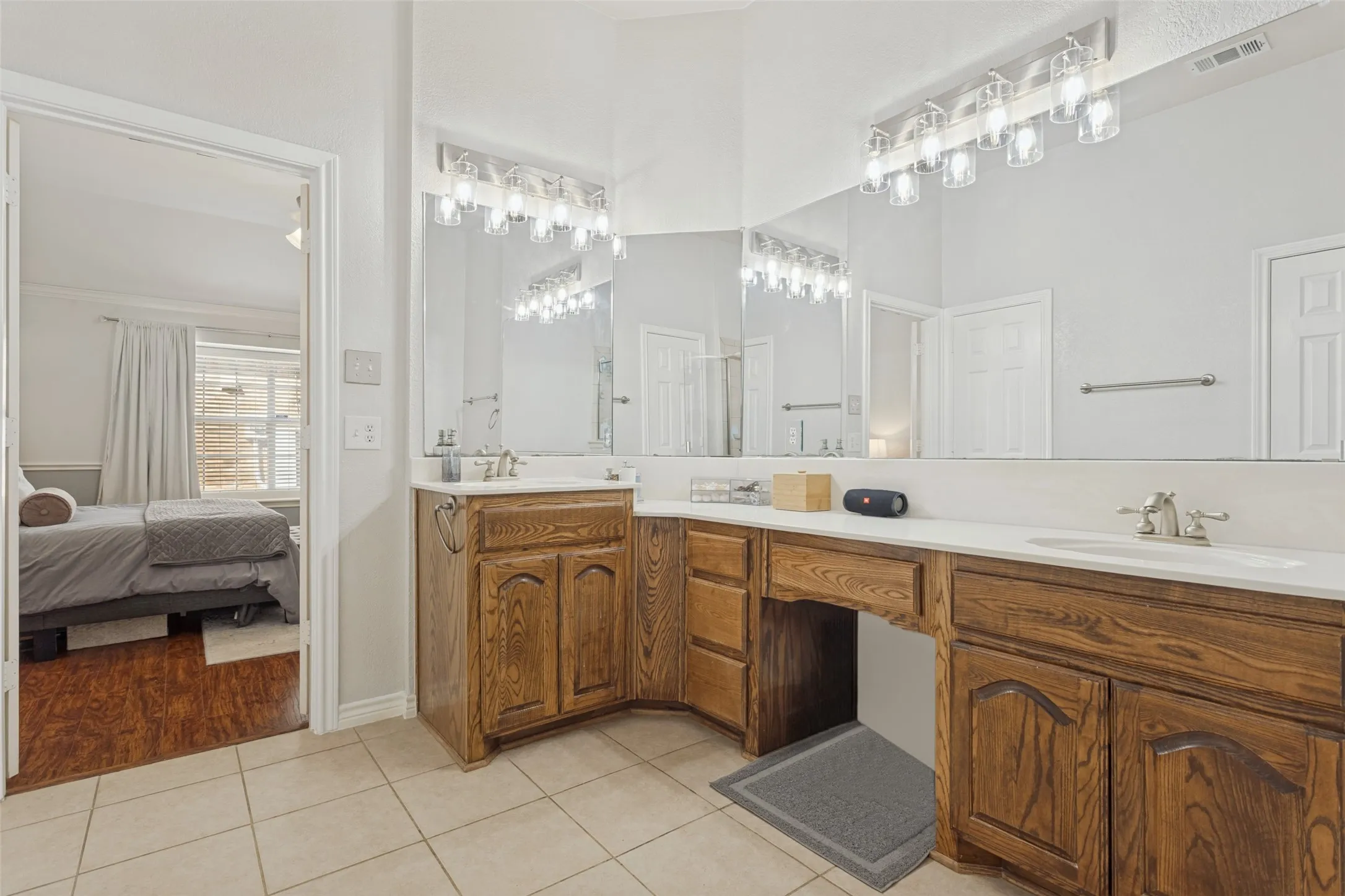 Single Family Residence For Sale in Dallas County , 2106 Hollow Way, Garland, Texas 75041, 4 Bedroom, 3 Bathroom, 2 Garage spaces, 2,477 Sqft, built in 2006, mls#21411925, Real Estate Agent in Garland, Homes For Sale in Dallas county, Homes For Sale in Garland, Realtor in Garland Texas, Real Estate Brokerage Independent Realty Texas, Luminita Cordes Realtor