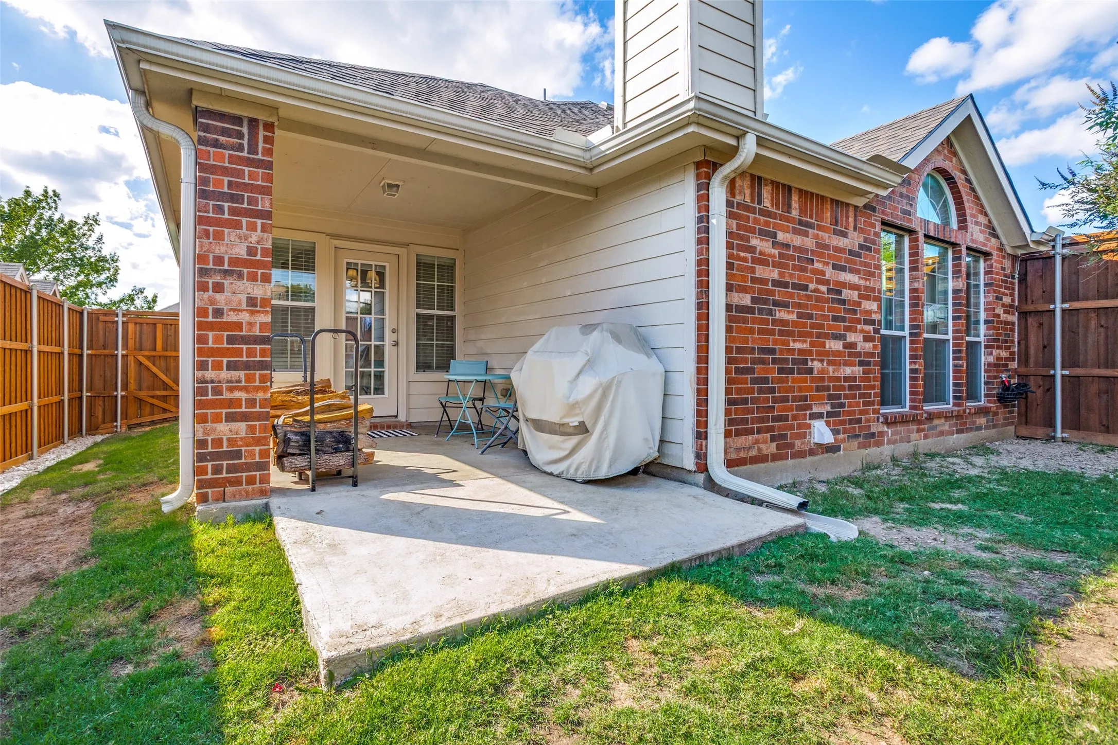 Single Family Residence For Sale in Dallas County , 2106 Hollow Way, Garland, Texas 75041, 4 Bedroom, 3 Bathroom, 2 Garage spaces, 2,477 Sqft, built in 2006, mls#21411925, Real Estate Agent in Garland, Homes For Sale in Dallas county, Homes For Sale in Garland, Realtor in Garland Texas, Real Estate Brokerage Independent Realty Texas, Luminita Cordes Realtor