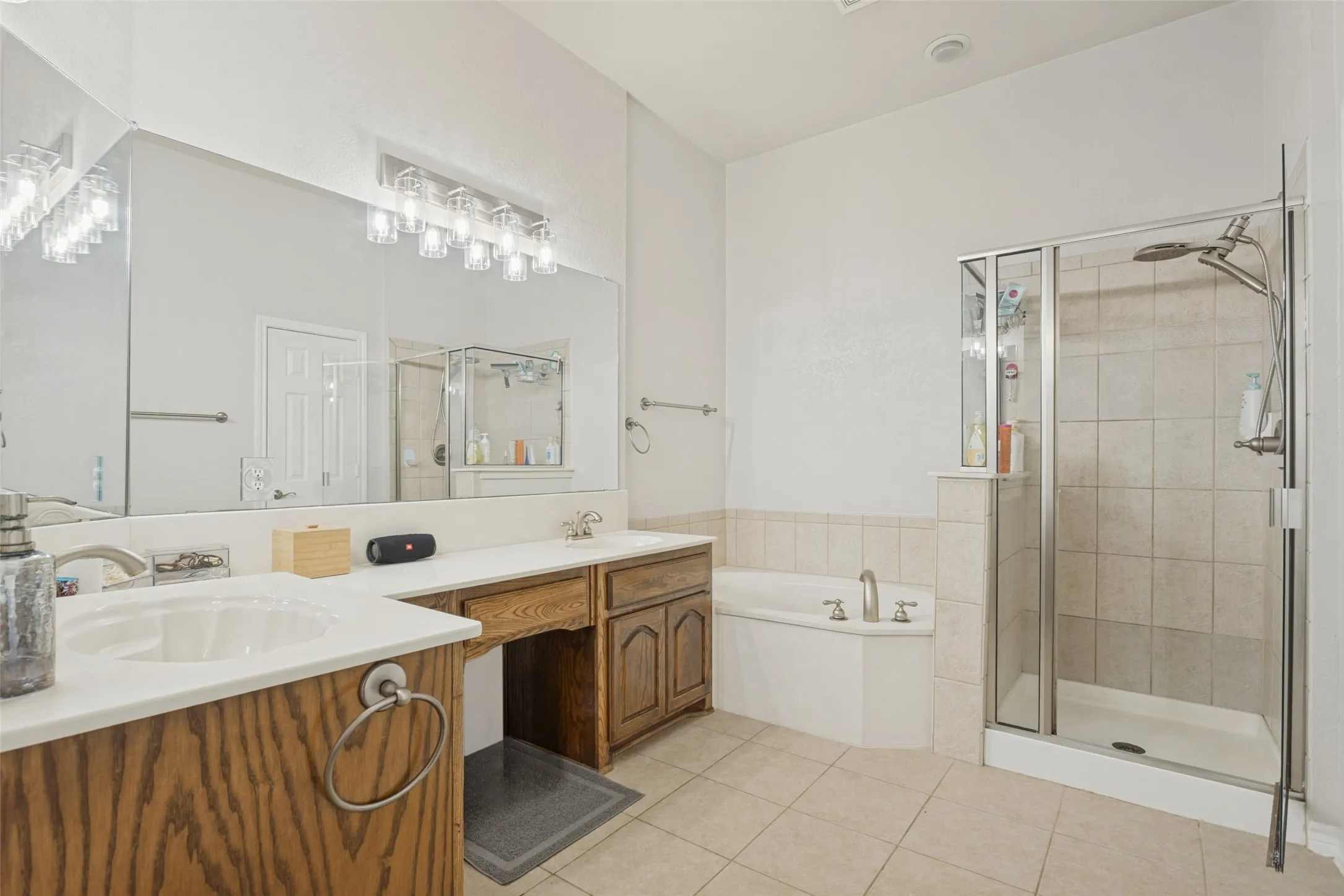 Single Family Residence For Sale in Dallas County , 2106 Hollow Way, Garland, Texas 75041, 4 Bedroom, 3 Bathroom, 2 Garage spaces, 2,477 Sqft, built in 2006, mls#21411925, Real Estate Agent in Garland, Homes For Sale in Dallas county, Homes For Sale in Garland, Realtor in Garland Texas, Real Estate Brokerage Independent Realty Texas, Luminita Cordes Realtor