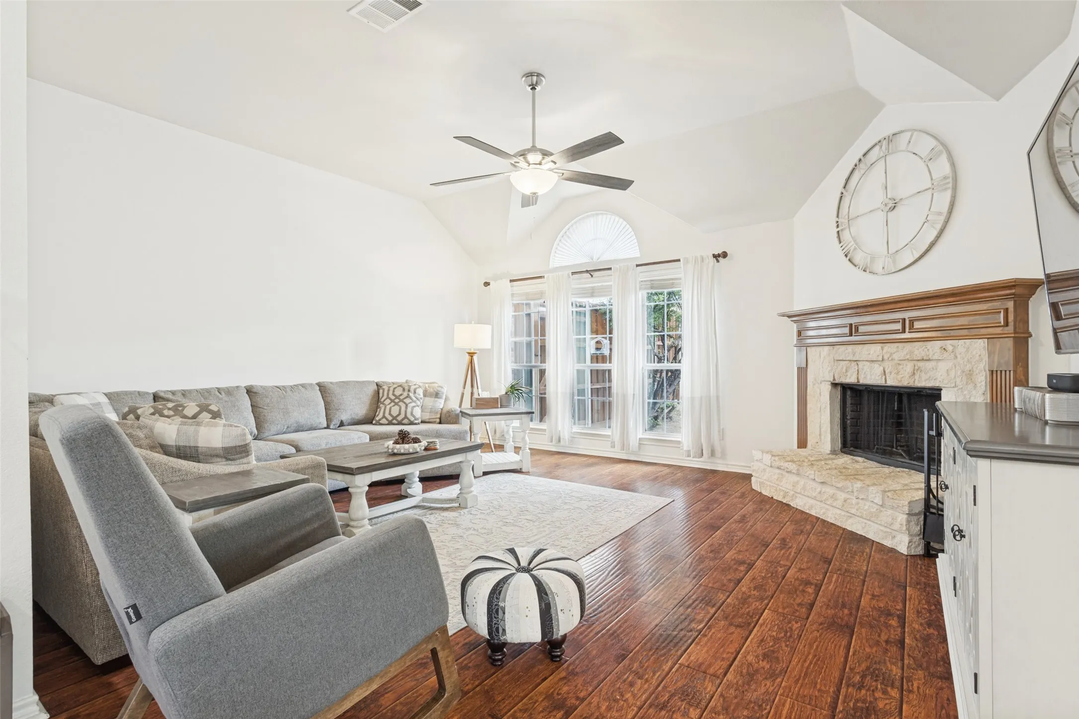 Single Family Residence For Sale in Dallas County , 2106 Hollow Way, Garland, Texas 75041, 4 Bedroom, 3 Bathroom, 2 Garage spaces, 2,477 Sqft, built in 2006, mls#21411925, Real Estate Agent in Garland, Homes For Sale in Dallas county, Homes For Sale in Garland, Realtor in Garland Texas, Real Estate Brokerage Independent Realty Texas, Luminita Cordes Realtor