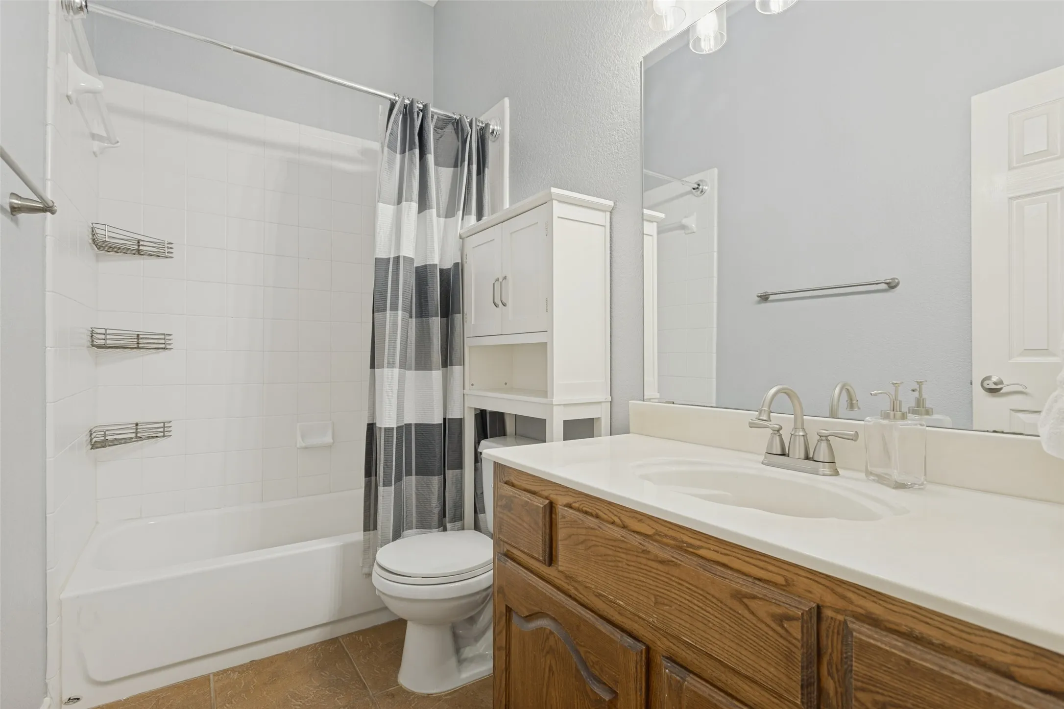 Single Family Residence For Sale in Dallas County , 2106 Hollow Way, Garland, Texas 75041, 4 Bedroom, 3 Bathroom, 2 Garage spaces, 2,477 Sqft, built in 2006, mls#21411925, Real Estate Agent in Garland, Homes For Sale in Dallas county, Homes For Sale in Garland, Realtor in Garland Texas, Real Estate Brokerage Independent Realty Texas, Luminita Cordes Realtor