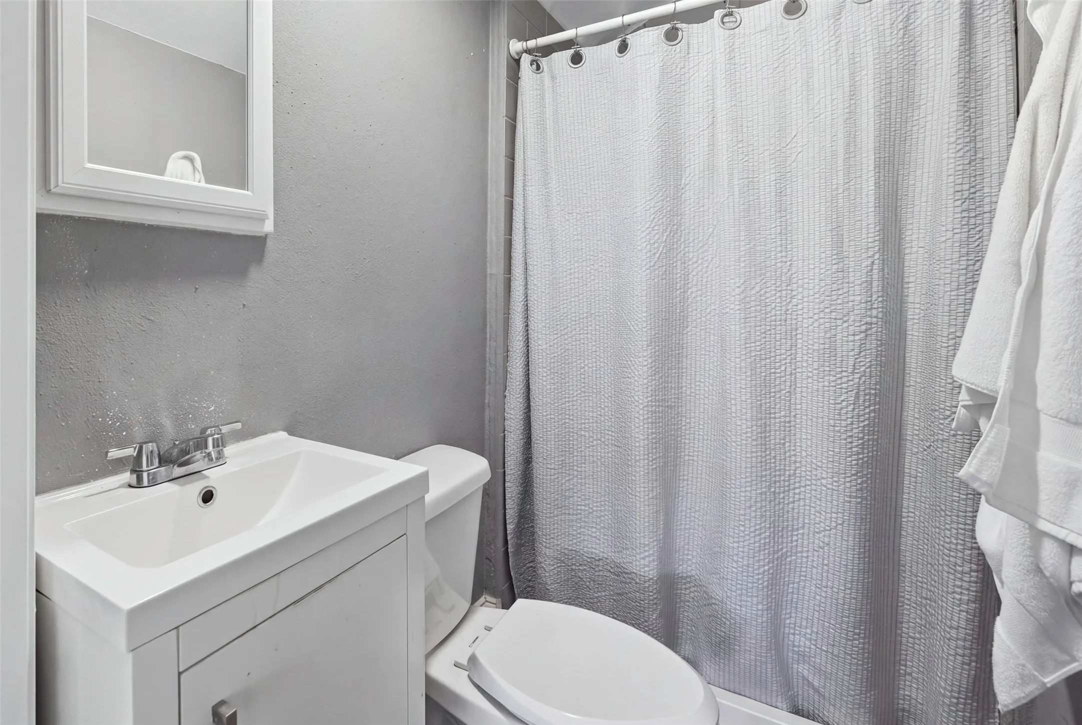 Single Family Residence For Sale in Tarrant County , 3705 Brighton Road, Fort Worth, Texas 76109, 5 Bedroom, 3 Bathroom, 2 Garage spaces, 3,701 Sqft, built in 1952, mls#21411949, Real Estate Agent in Fort Worth, Homes For Sale in Tarrant county, Homes For Sale in Fort Worth, Realtor in Fort Worth Texas, Real Estate Brokerage Independent Realty Texas, Luminita Cordes Realtor