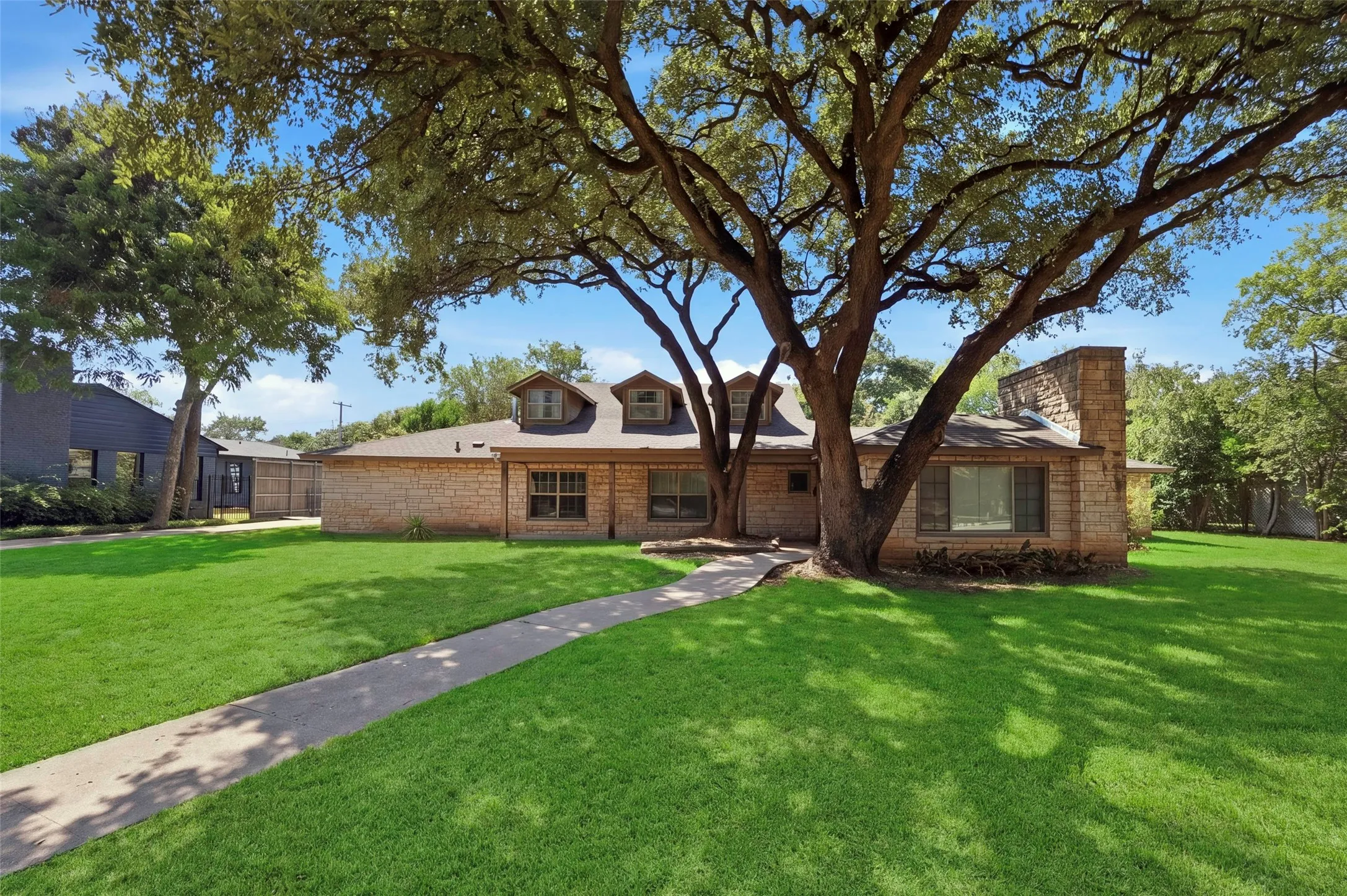 Single Family Residence For Sale in Tarrant County , 3705 Brighton Road, Fort Worth, Texas 76109, 5 Bedroom, 3 Bathroom, 2 Garage spaces, 3,701 Sqft, built in 1952, mls#21411949, Real Estate Agent in Fort Worth, Homes For Sale in Tarrant county, Homes For Sale in Fort Worth, Realtor in Fort Worth Texas, Real Estate Brokerage Independent Realty Texas, Luminita Cordes Realtor