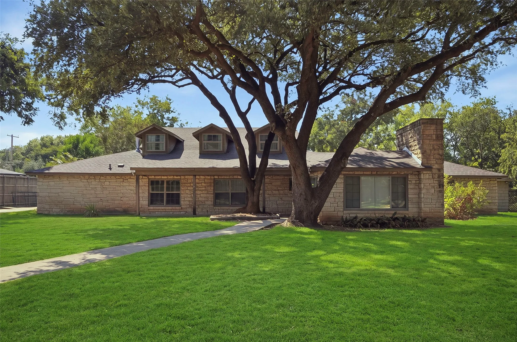 Single Family Residence For Sale in Tarrant County , 3705 Brighton Road, Fort Worth, Texas 76109, 5 Bedroom, 3 Bathroom, 2 Garage spaces, 3,701 Sqft, built in 1952, mls#21411949, Real Estate Agent in Fort Worth, Homes For Sale in Tarrant county, Homes For Sale in Fort Worth, Realtor in Fort Worth Texas, Real Estate Brokerage Independent Realty Texas, Luminita Cordes Realtor