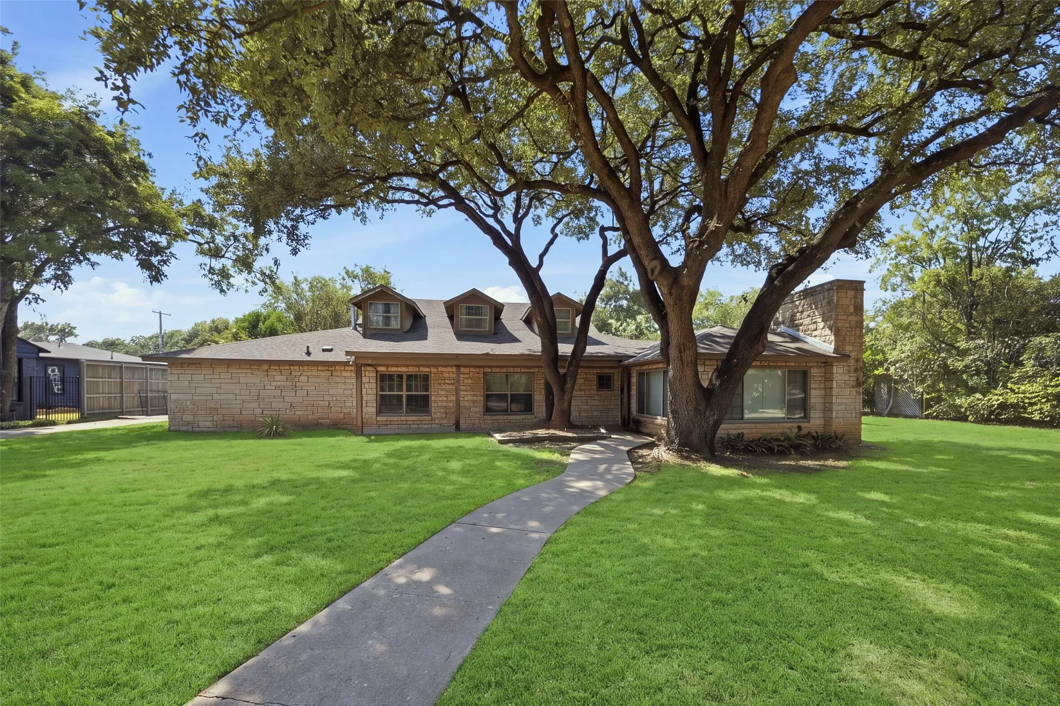 Single Family Residence For Sale in Tarrant County , 3705 Brighton Road, Fort Worth, Texas 76109, 5 Bedroom, 3 Bathroom, 2 Garage spaces, 3,701 Sqft, built in 1952, mls#21411949, Real Estate Agent in Fort Worth, Homes For Sale in Tarrant county, Homes For Sale in Fort Worth, Realtor in Fort Worth Texas, Real Estate Brokerage Independent Realty Texas, Luminita Cordes Realtor
