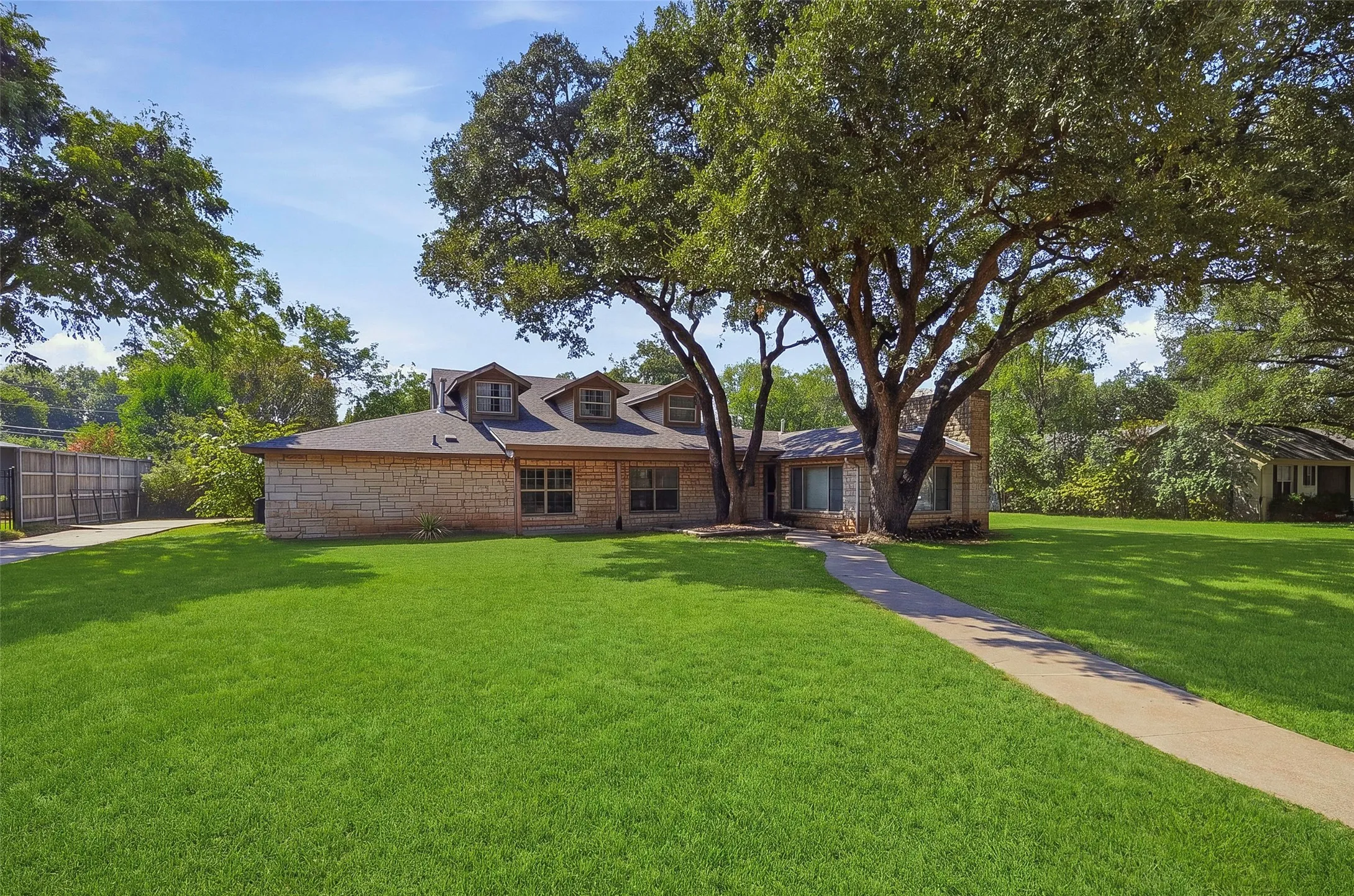 Single Family Residence For Sale in Tarrant County , 3705 Brighton Road, Fort Worth, Texas 76109, 5 Bedroom, 3 Bathroom, 2 Garage spaces, 3,701 Sqft, built in 1952, mls#21411949, Real Estate Agent in Fort Worth, Homes For Sale in Tarrant county, Homes For Sale in Fort Worth, Realtor in Fort Worth Texas, Real Estate Brokerage Independent Realty Texas, Luminita Cordes Realtor