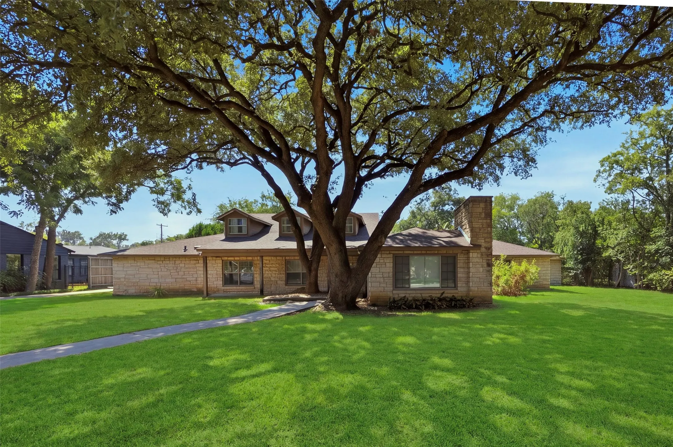 Single Family Residence For Sale in Tarrant County , 3705 Brighton Road, Fort Worth, Texas 76109, 5 Bedroom, 3 Bathroom, 2 Garage spaces, 3,701 Sqft, built in 1952, mls#21411949, Real Estate Agent in Fort Worth, Homes For Sale in Tarrant county, Homes For Sale in Fort Worth, Realtor in Fort Worth Texas, Real Estate Brokerage Independent Realty Texas, Luminita Cordes Realtor