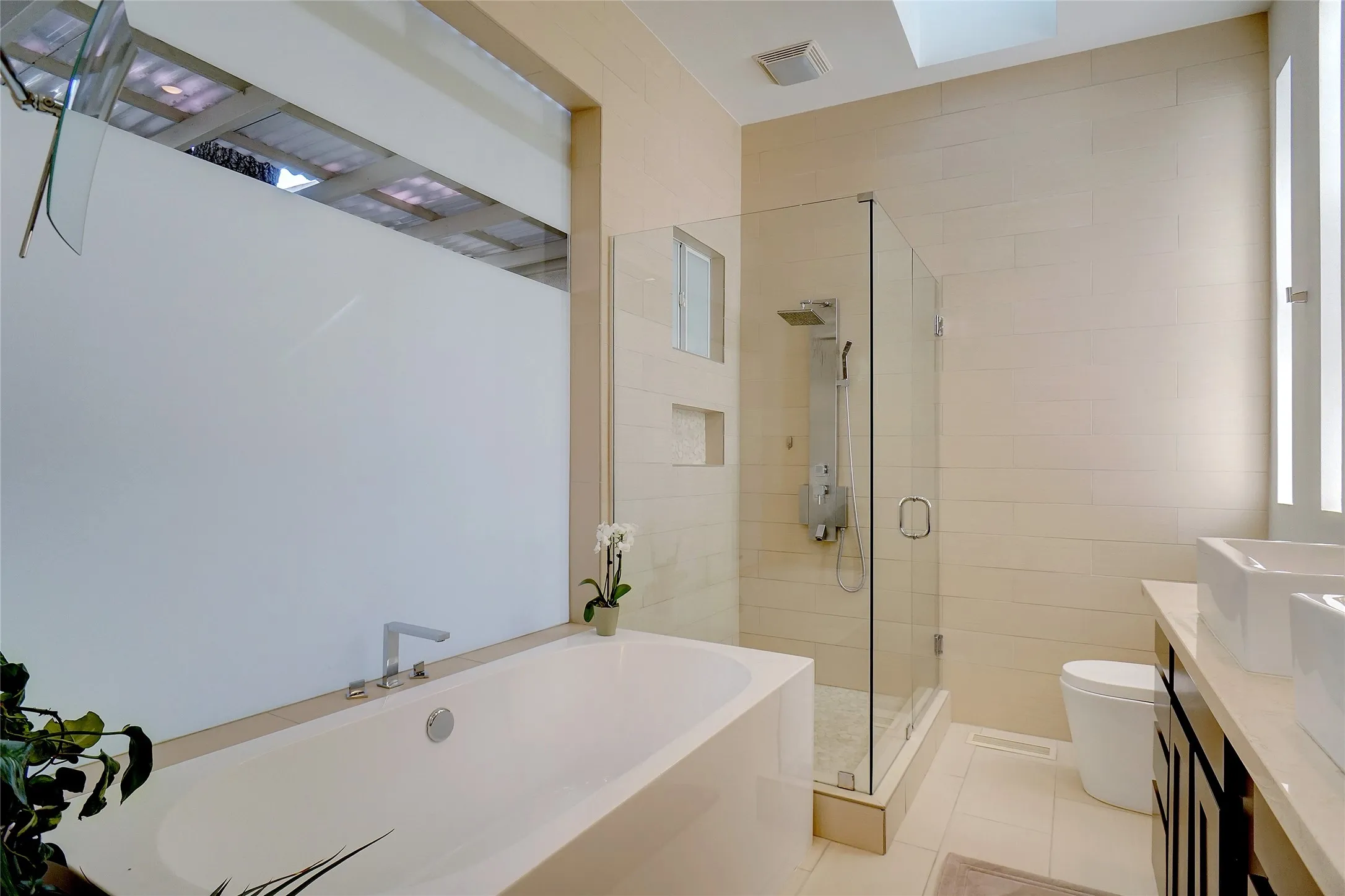Townhouse For Rent in Dallas County , 6434 Southpoint Drive, Dallas, Texas 75248, 2 Bedroom, 3 Bathroom, 2 Garage spaces, 2,358 Sqft, built in 1973, mls#21411970, Real Estate Agent in Dallas, Homes For Rent in Dallas county, Homes For Rent in Dallas, Realtor in Dallas Texas, Real Estate Brokerage Independent Realty Texas, Luminita Cordes Realtor