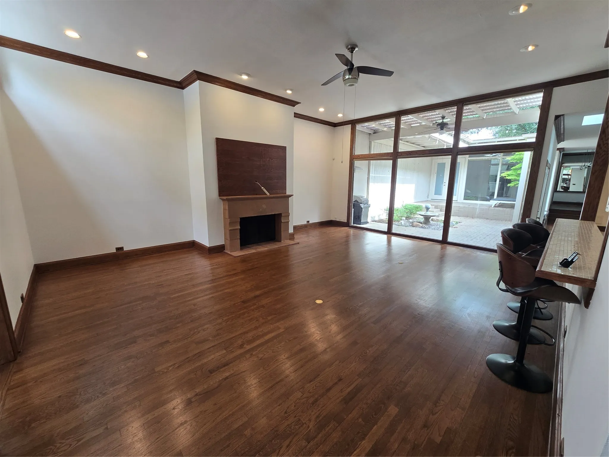 Townhouse For Rent in Dallas County , 6434 Southpoint Drive, Dallas, Texas 75248, 2 Bedroom, 3 Bathroom, 2 Garage spaces, 2,358 Sqft, built in 1973, mls#21411970, Real Estate Agent in Dallas, Homes For Rent in Dallas county, Homes For Rent in Dallas, Realtor in Dallas Texas, Real Estate Brokerage Independent Realty Texas, Luminita Cordes Realtor