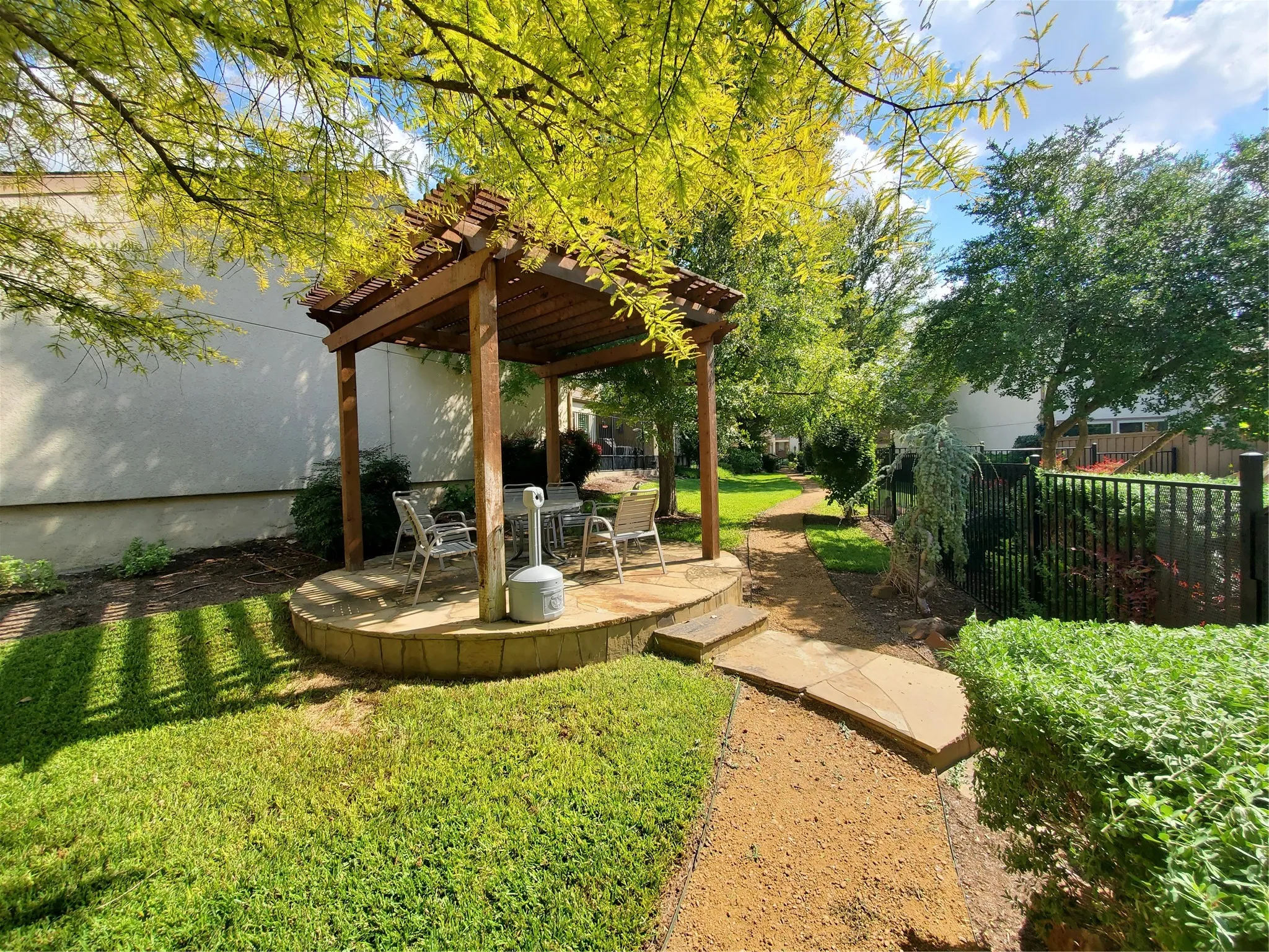 Townhouse For Rent in Dallas County , 6434 Southpoint Drive, Dallas, Texas 75248, 2 Bedroom, 3 Bathroom, 2 Garage spaces, 2,358 Sqft, built in 1973, mls#21411970, Real Estate Agent in Dallas, Homes For Rent in Dallas county, Homes For Rent in Dallas, Realtor in Dallas Texas, Real Estate Brokerage Independent Realty Texas, Luminita Cordes Realtor