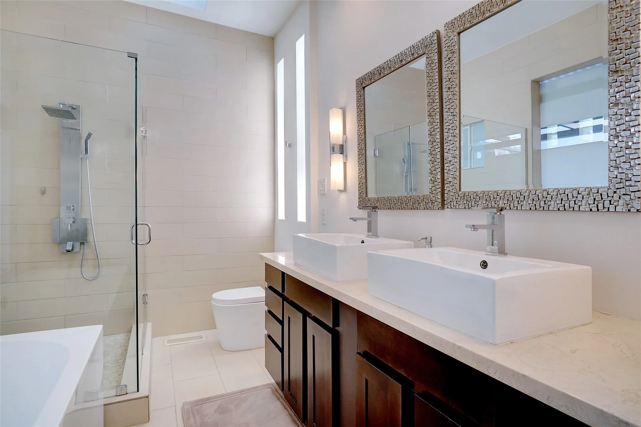 Townhouse For Rent in Dallas County , 6434 Southpoint Drive, Dallas, Texas 75248, 2 Bedroom, 3 Bathroom, 2 Garage spaces, 2,358 Sqft, built in 1973, mls#21411970, Real Estate Agent in Dallas, Homes For Rent in Dallas county, Homes For Rent in Dallas, Realtor in Dallas Texas, Real Estate Brokerage Independent Realty Texas, Luminita Cordes Realtor