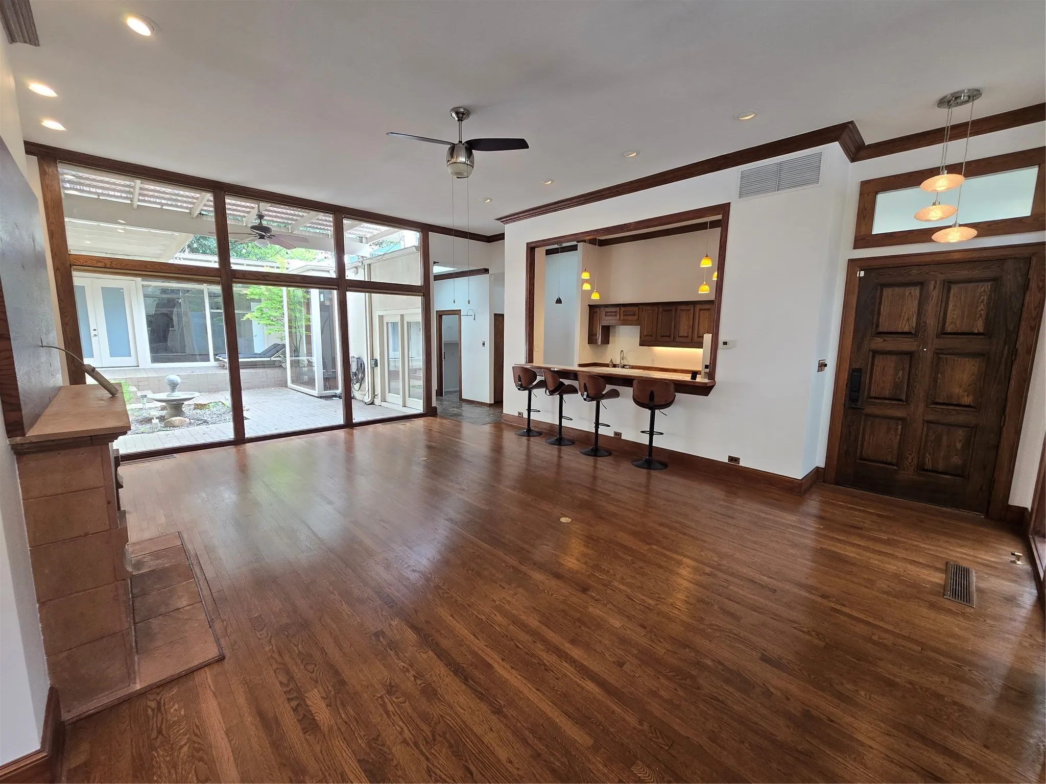 Townhouse For Rent in Dallas County , 6434 Southpoint Drive, Dallas, Texas 75248, 2 Bedroom, 3 Bathroom, 2 Garage spaces, 2,358 Sqft, built in 1973, mls#21411970, Real Estate Agent in Dallas, Homes For Rent in Dallas county, Homes For Rent in Dallas, Realtor in Dallas Texas, Real Estate Brokerage Independent Realty Texas, Luminita Cordes Realtor