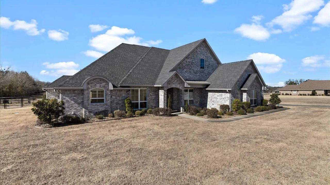 Single Family Residence For Sale in Smith County , 15631 Stallion Lake Boulevard, Lindale, Texas 75771, 4 Bedroom, 3 Bathroom, 2 Garage spaces, 3,489 Sqft, built in 2018, mls#21404541, Real Estate Agent in Lindale, Homes For Sale in Smith county, Homes For Sale in Lindale, Realtor in Lindale Texas, Real Estate Brokerage Independent Realty Texas, Luminita Cordes Realtor
