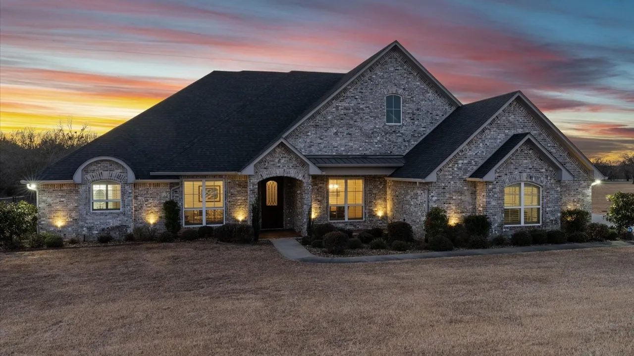 Single Family Residence For Sale in Smith County , 15631 Stallion Lake Boulevard, Lindale, Texas 75771, 4 Bedroom, 3 Bathroom, 2 Garage spaces, 3,489 Sqft, built in 2018, mls#21404541, Real Estate Agent in Lindale, Homes For Sale in Smith county, Homes For Sale in Lindale, Realtor in Lindale Texas, Real Estate Brokerage Independent Realty Texas, Luminita Cordes Realtor